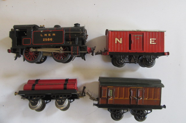 Hornby clockwork No1 Special 0-4-0 Tank Locomotive L.N.E.R. 2586 Image
