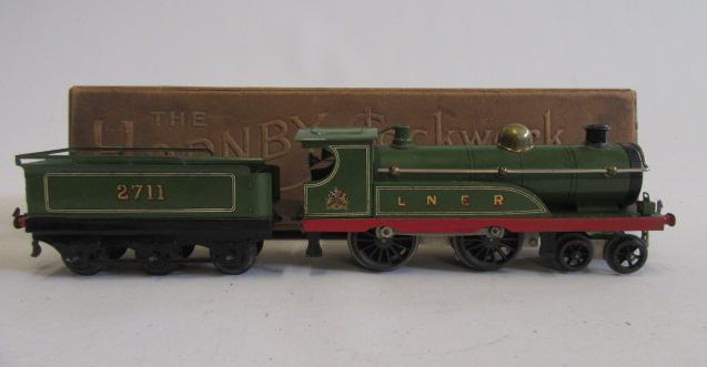 Hornby Clockwork No2 locomotive and tender finished in L.N.E.R. green Image