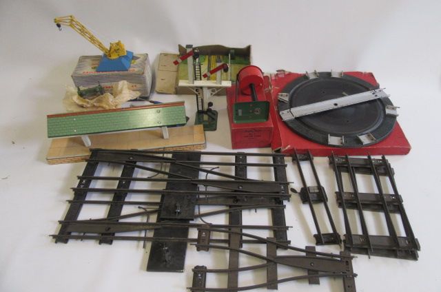 Hornby Clockwork track and trackside accessories including island platform Image