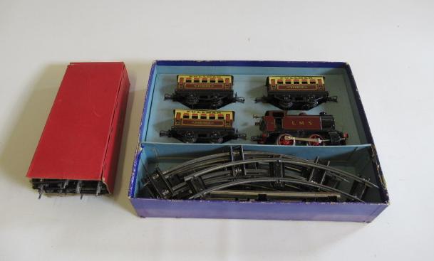 Hornby clockwork train set with L.M.S. 0-4-0 Tank 2270 and three Pullman coaches together with a Image