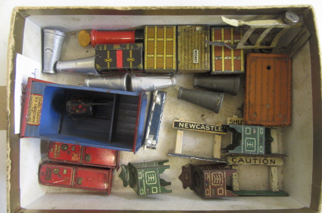 Hornby Trains platform accessories including milk churns and luggage Image