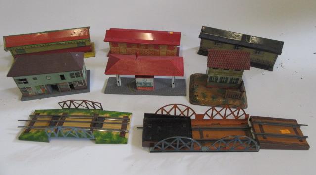 Tinplate trackside buildings by British and Continental makers comprising four platform buildings Image