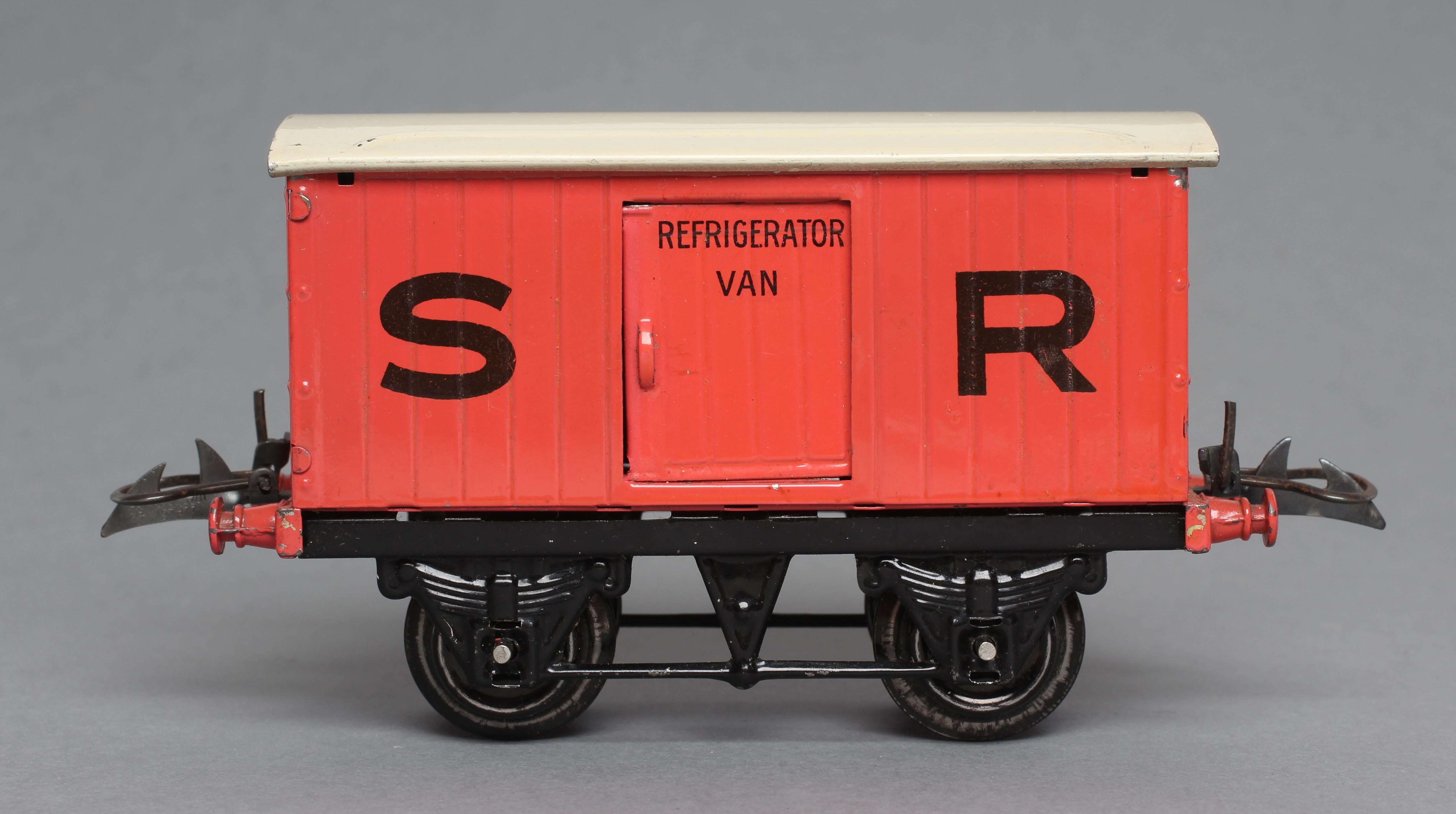 Hornby S.R. pink refrigerator van Image