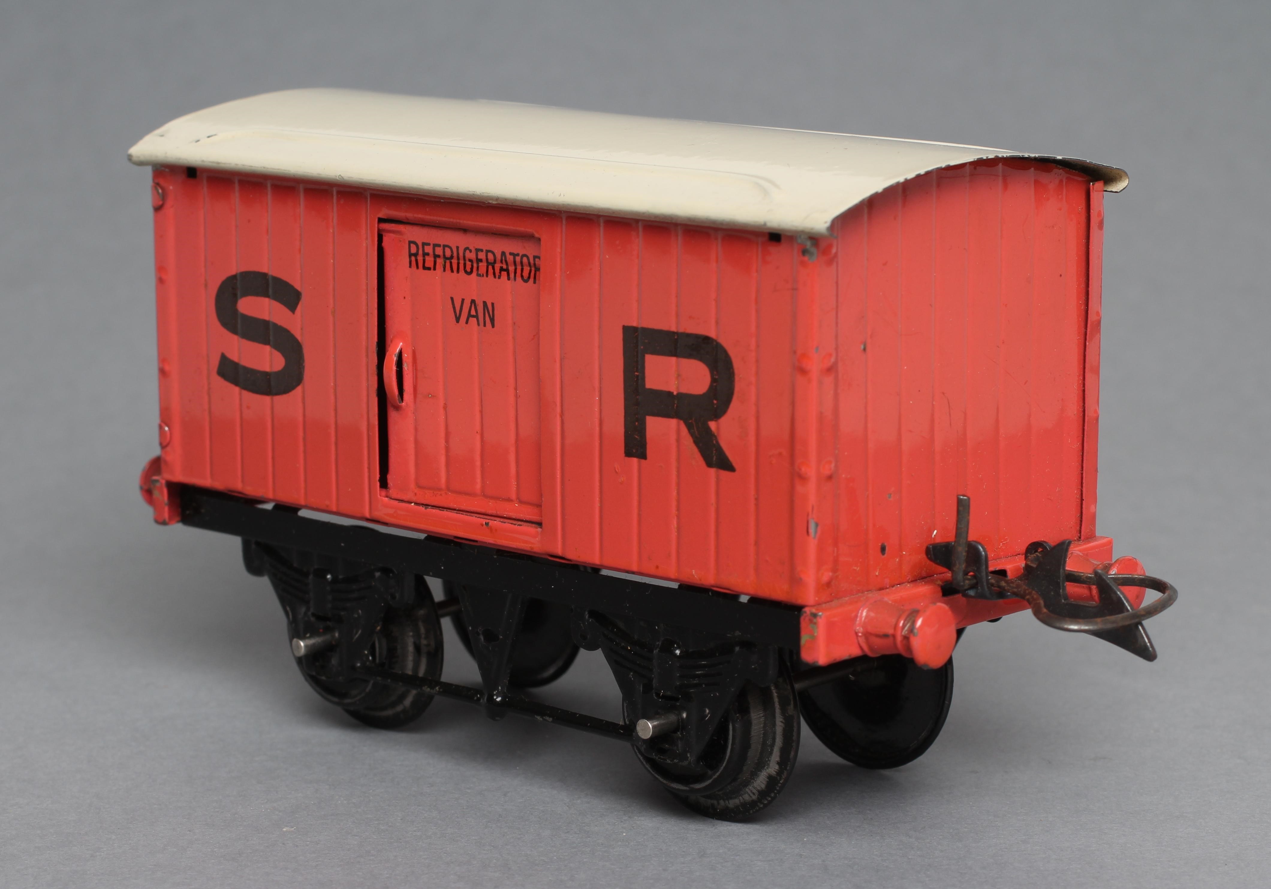 Hornby S.R. pink refrigerator van Image