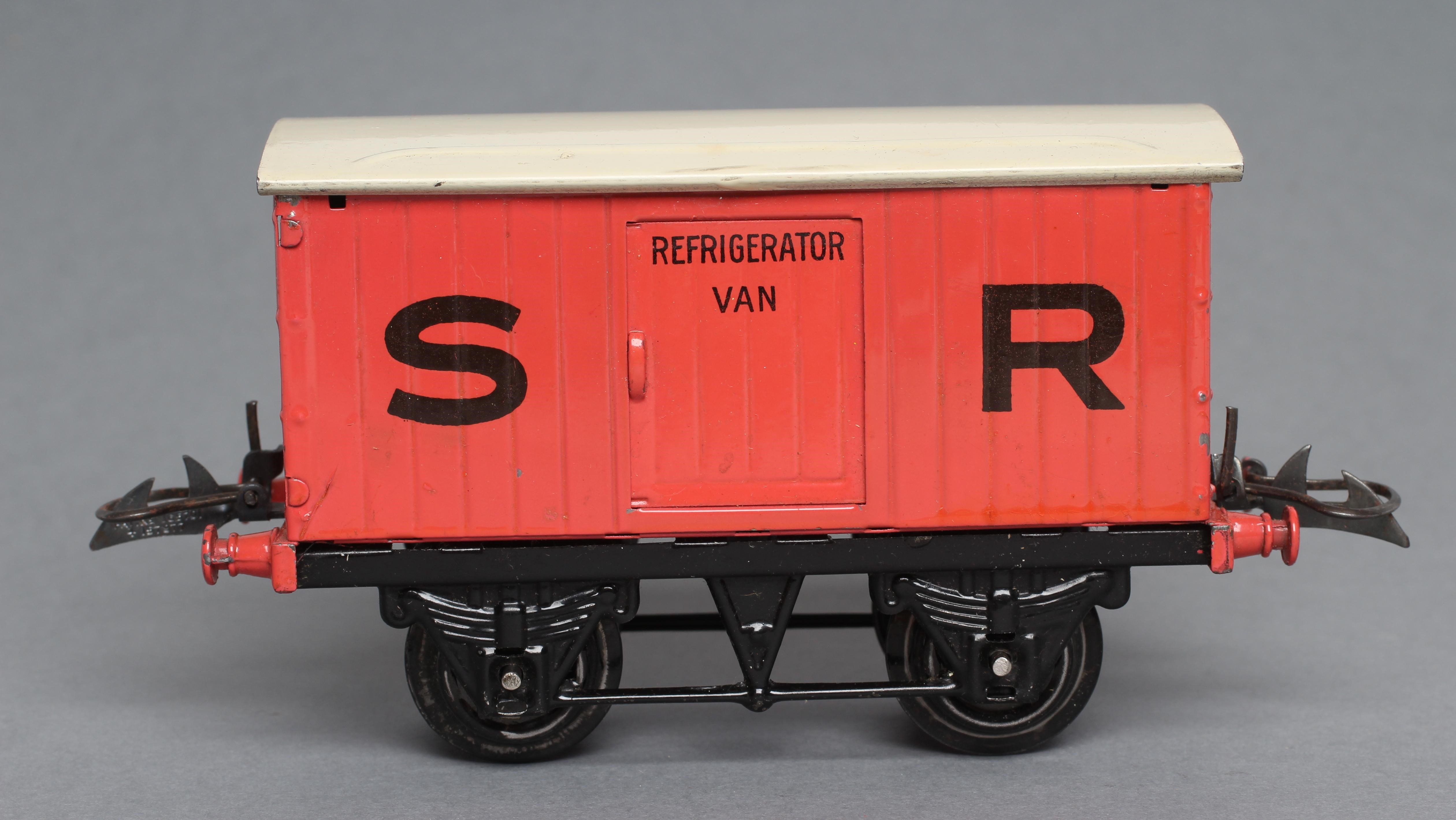 Hornby S.R. pink refrigerator van Image