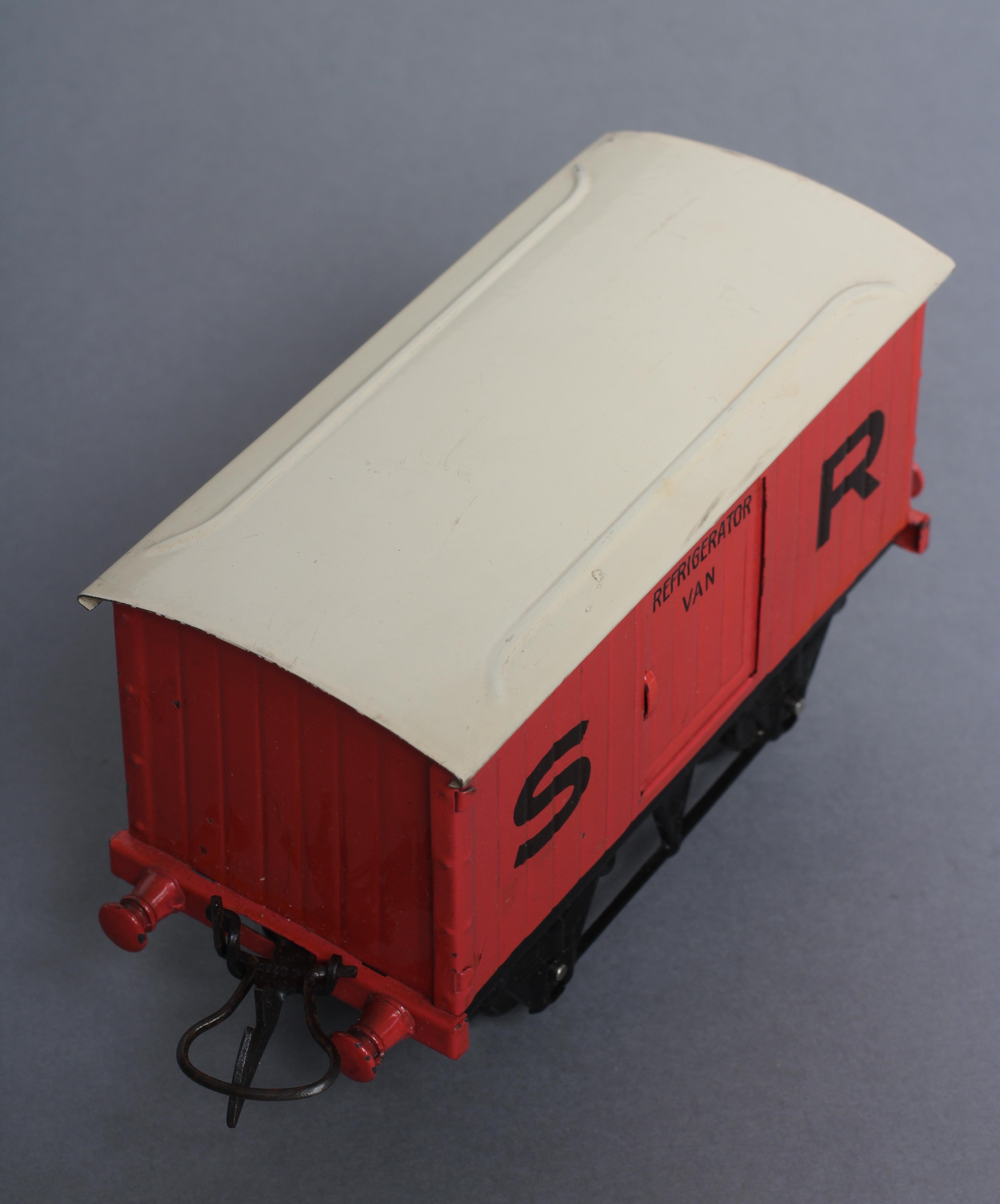 Hornby S.R. pink refrigerator van Image