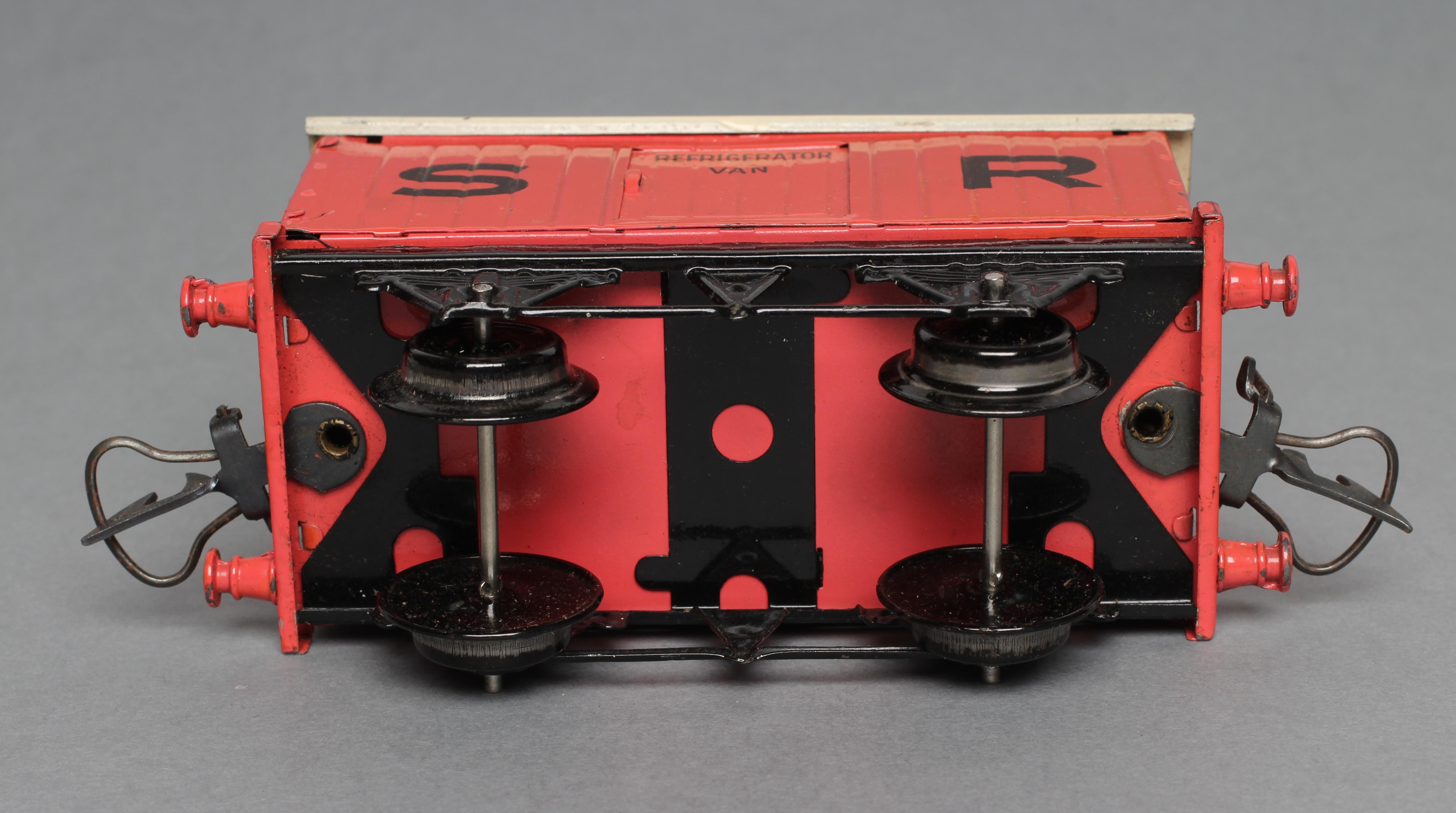 Hornby S.R. pink refrigerator van Image