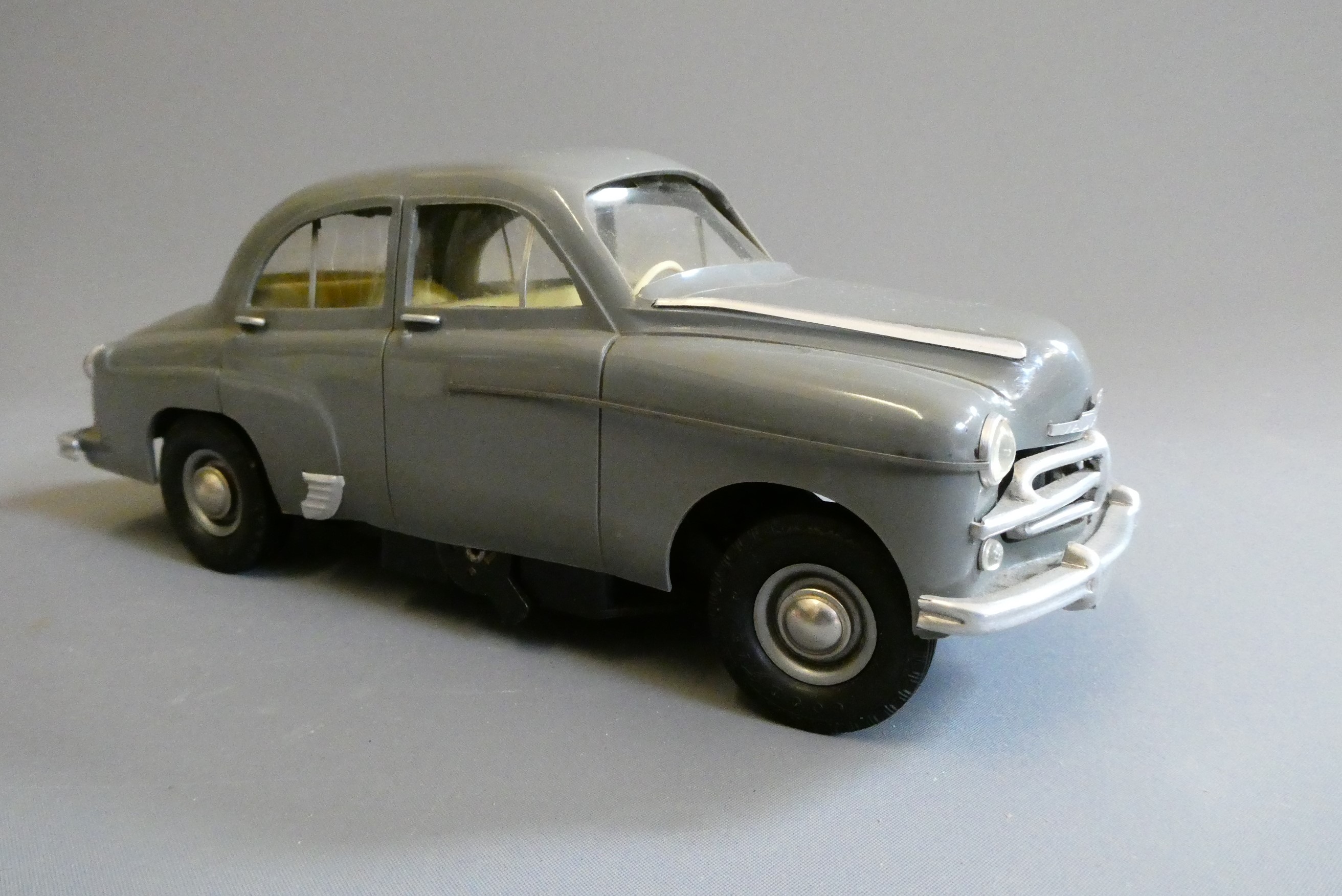Victory models Vauxhall Velux battery operated model car, some minor warping to body, box in good Image