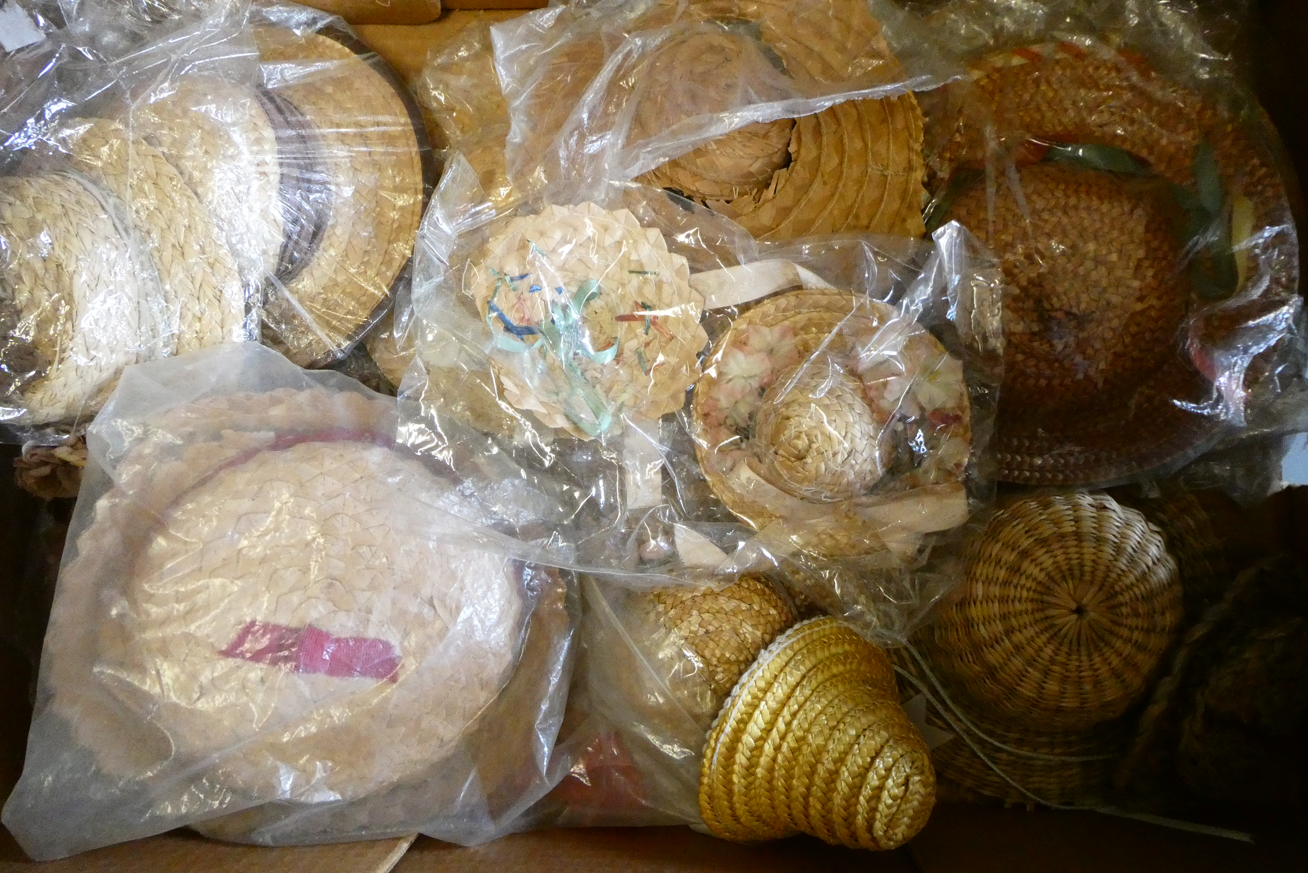 A box of assorted doll's straw hats, various sizes, most vintage (Est. plus 24% premium inc. VAT) Image