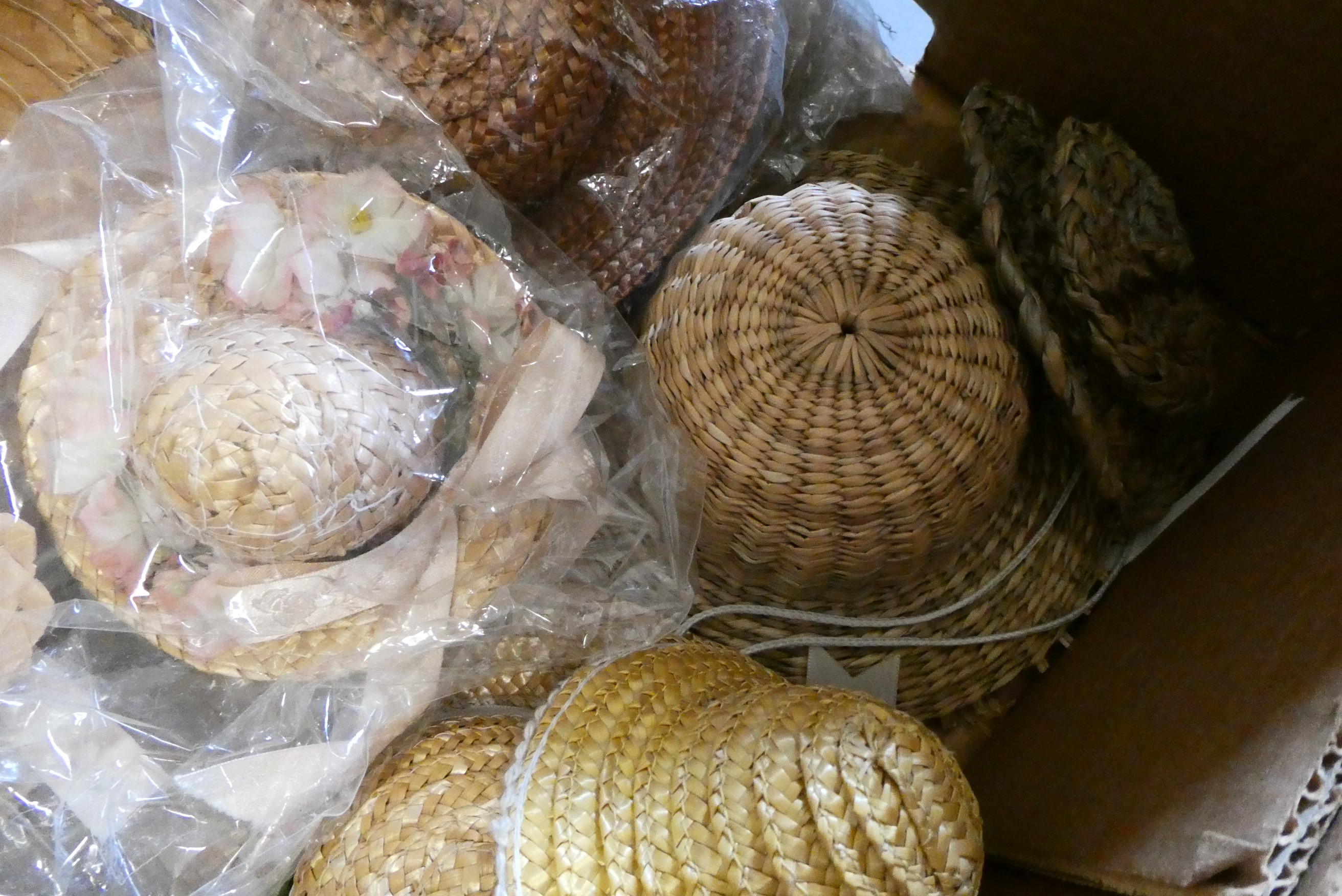 A box of assorted doll's straw hats, various sizes, most vintage (Est. plus 24% premium inc. VAT) Image