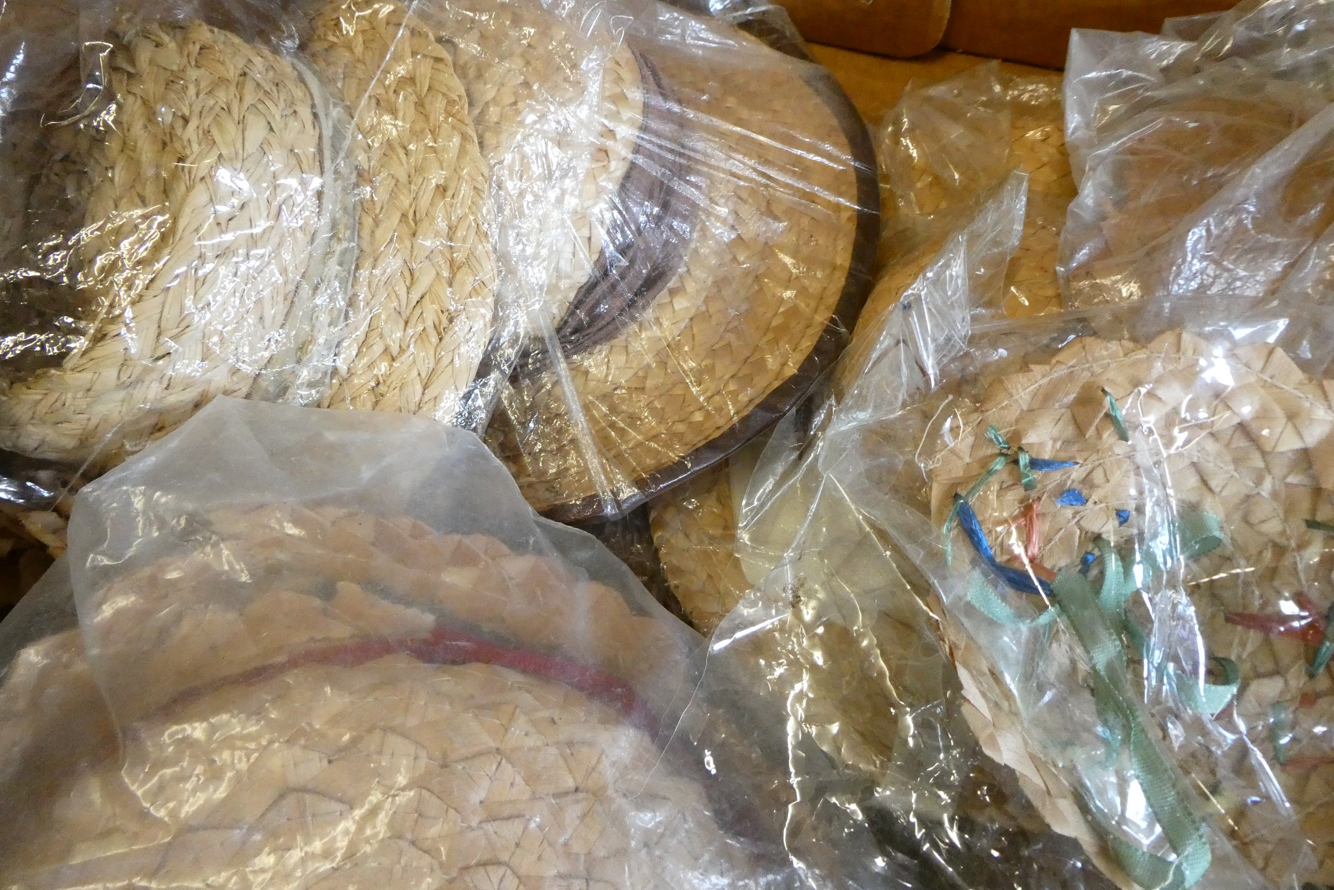 A box of assorted doll's straw hats, various sizes, most vintage (Est. plus 24% premium inc. VAT) Image