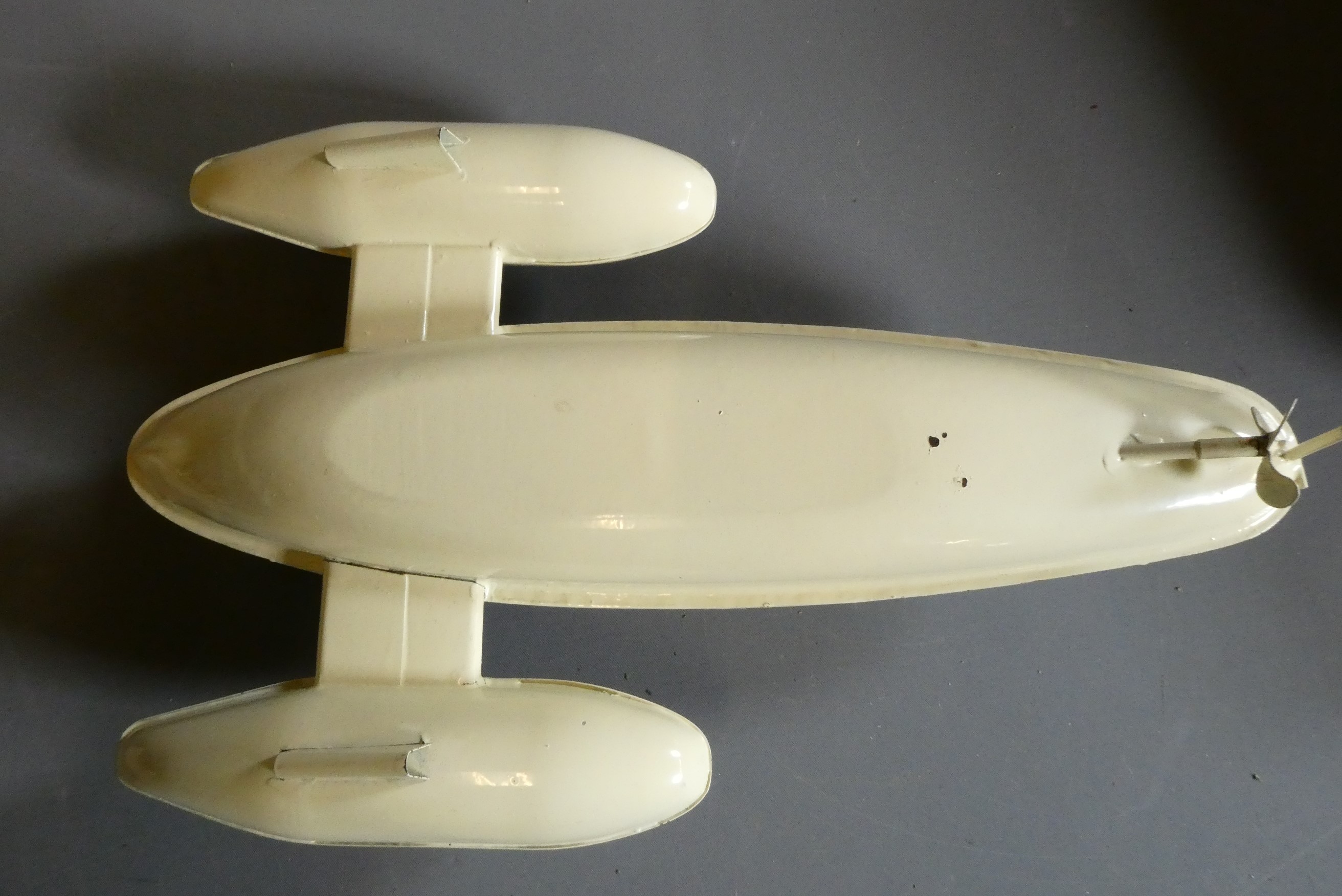 Sutcliffe Models Bluebird II speedboat, some very minor paint chips, clockwork motor faulty, missing Image