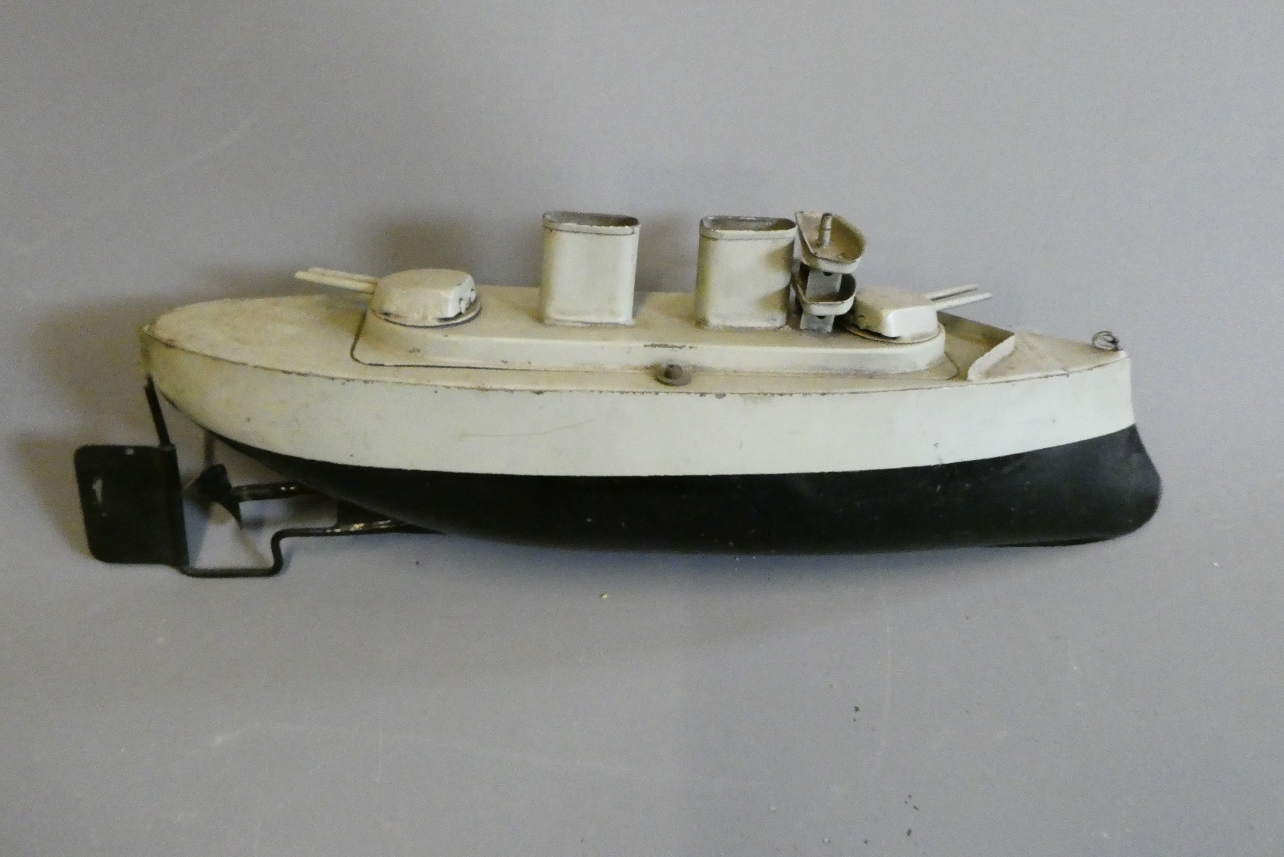 Sutcliffe models pre-war clockwork Battleship Valiant, some paint aging, missing mast, clockwork Image