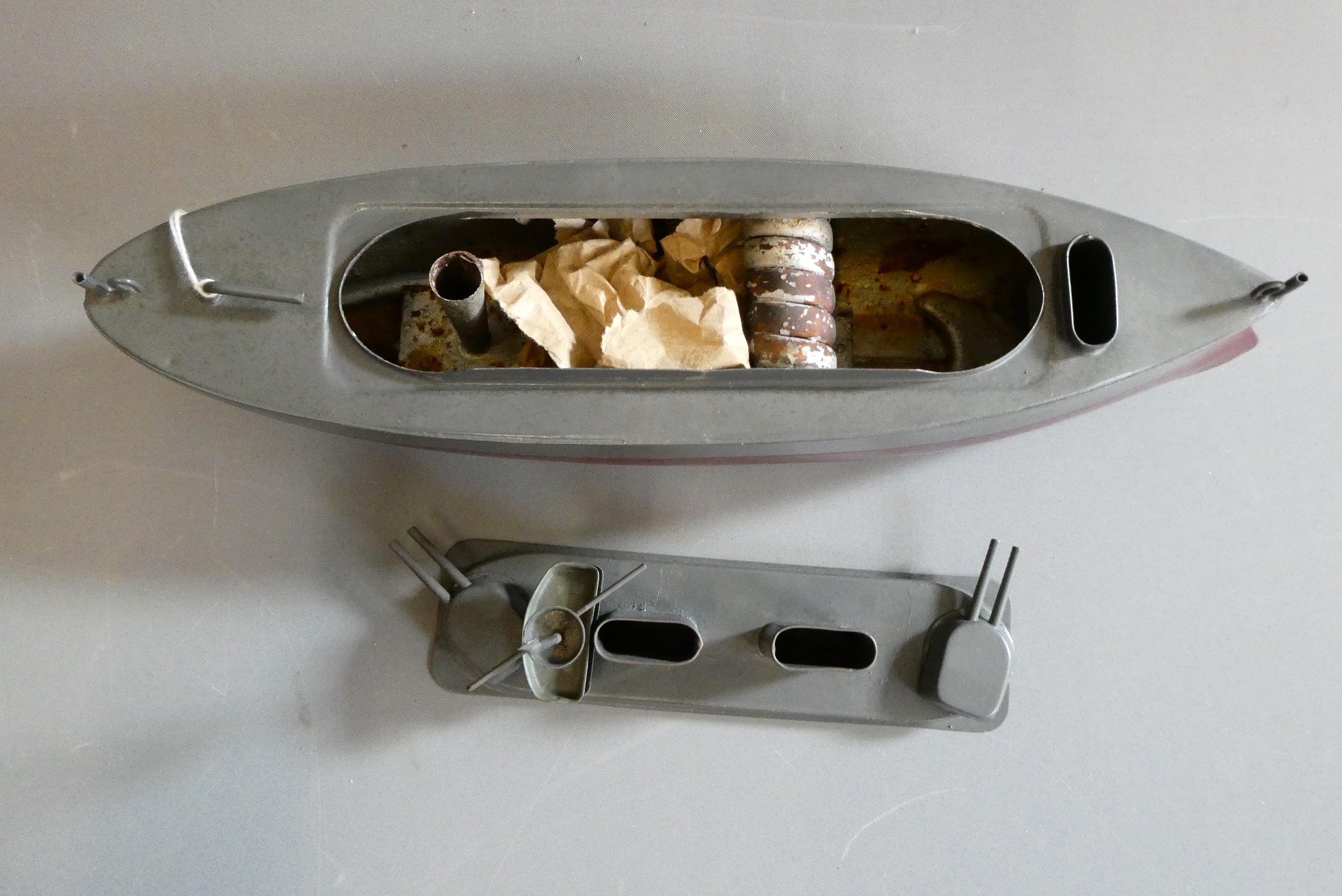 Sutcliffe model 12" Hot Air Destroyer Valiant in Grenville box. Model has been repainted, box good Image