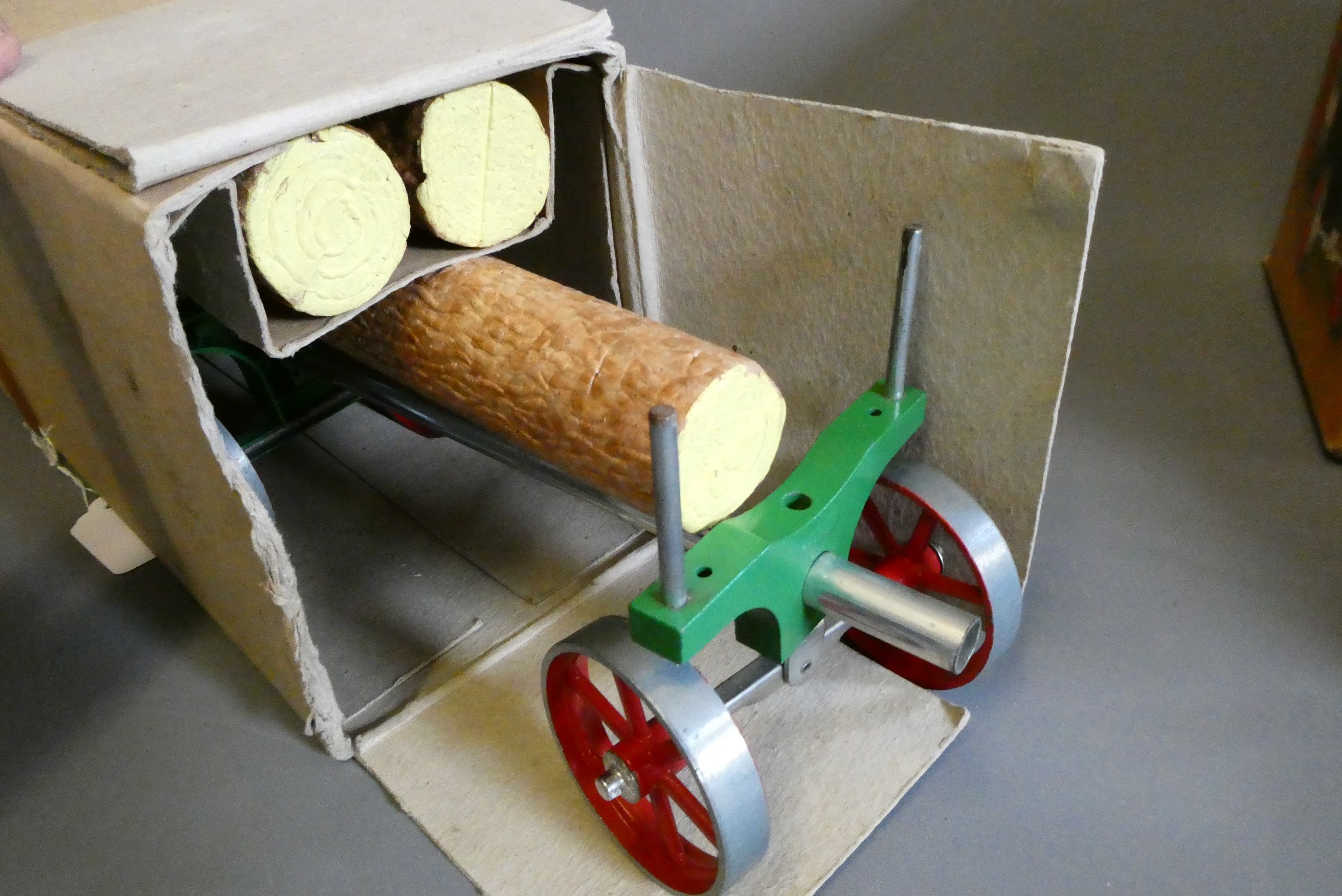 Mamod TE1 traction engine and LW1 wagon with logs, both items boxed. Boxes fair, models in fair used Image