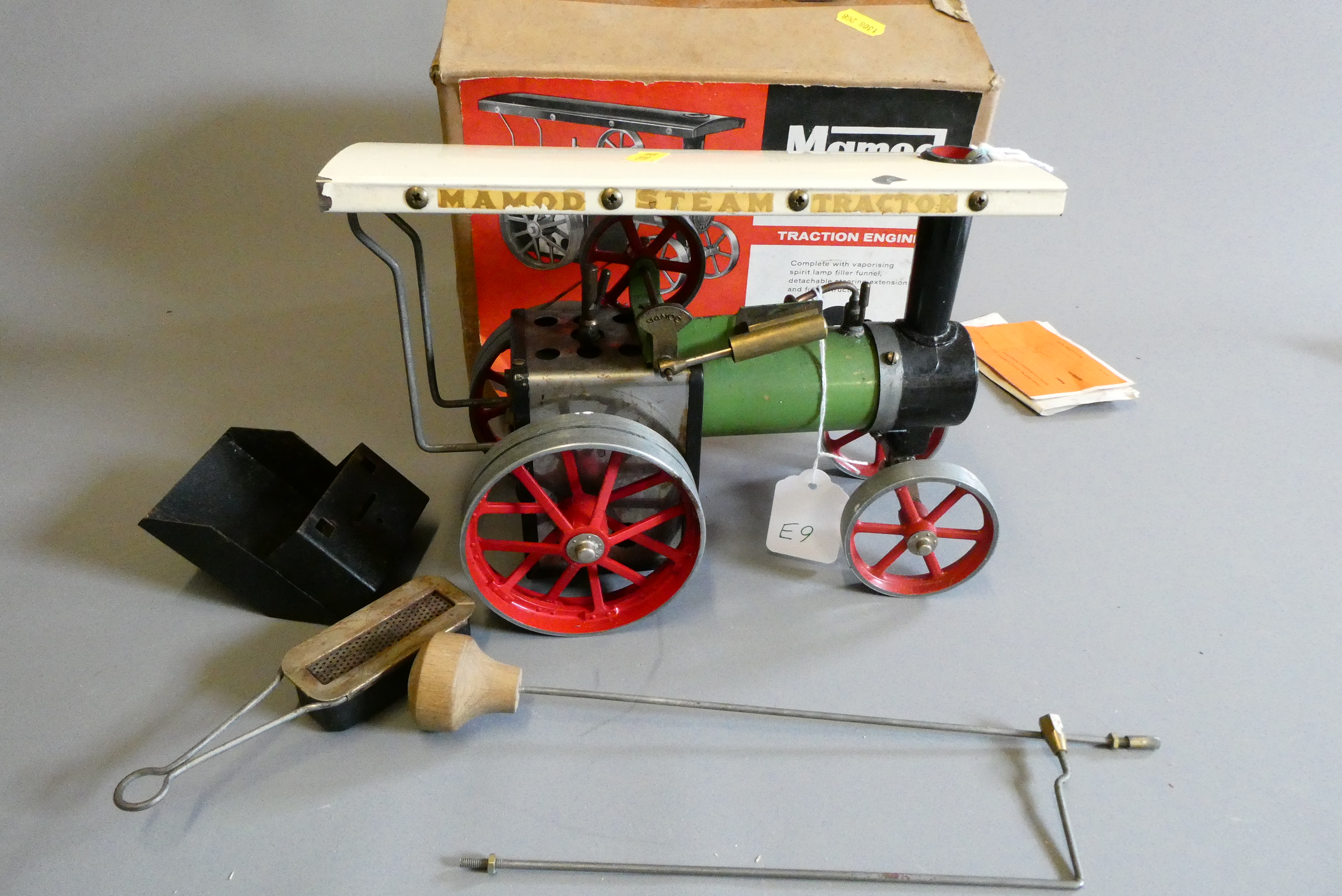 Mamod TE1 Traction engine, boxed with accessories. Box fair, model in fair well used condition (Est. Image