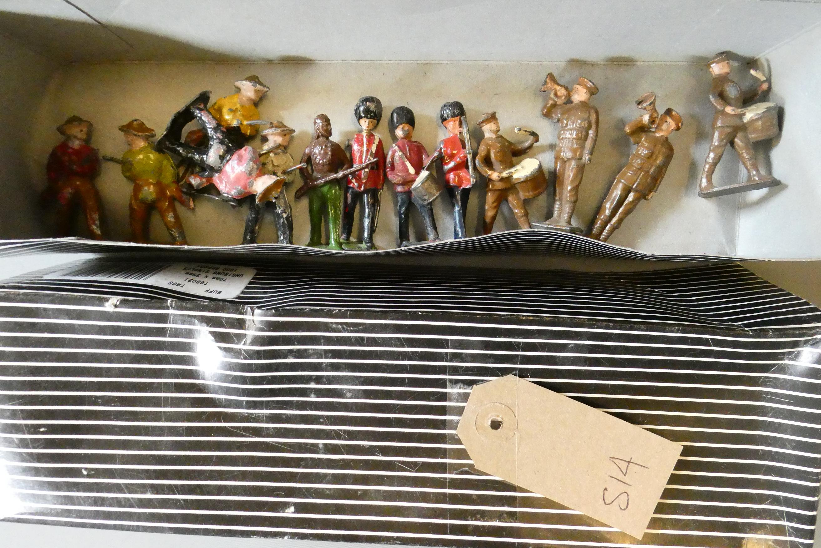 A small quantity of cowboys and army figures, fair (Est. plus 24% premium inc. VAT) Image