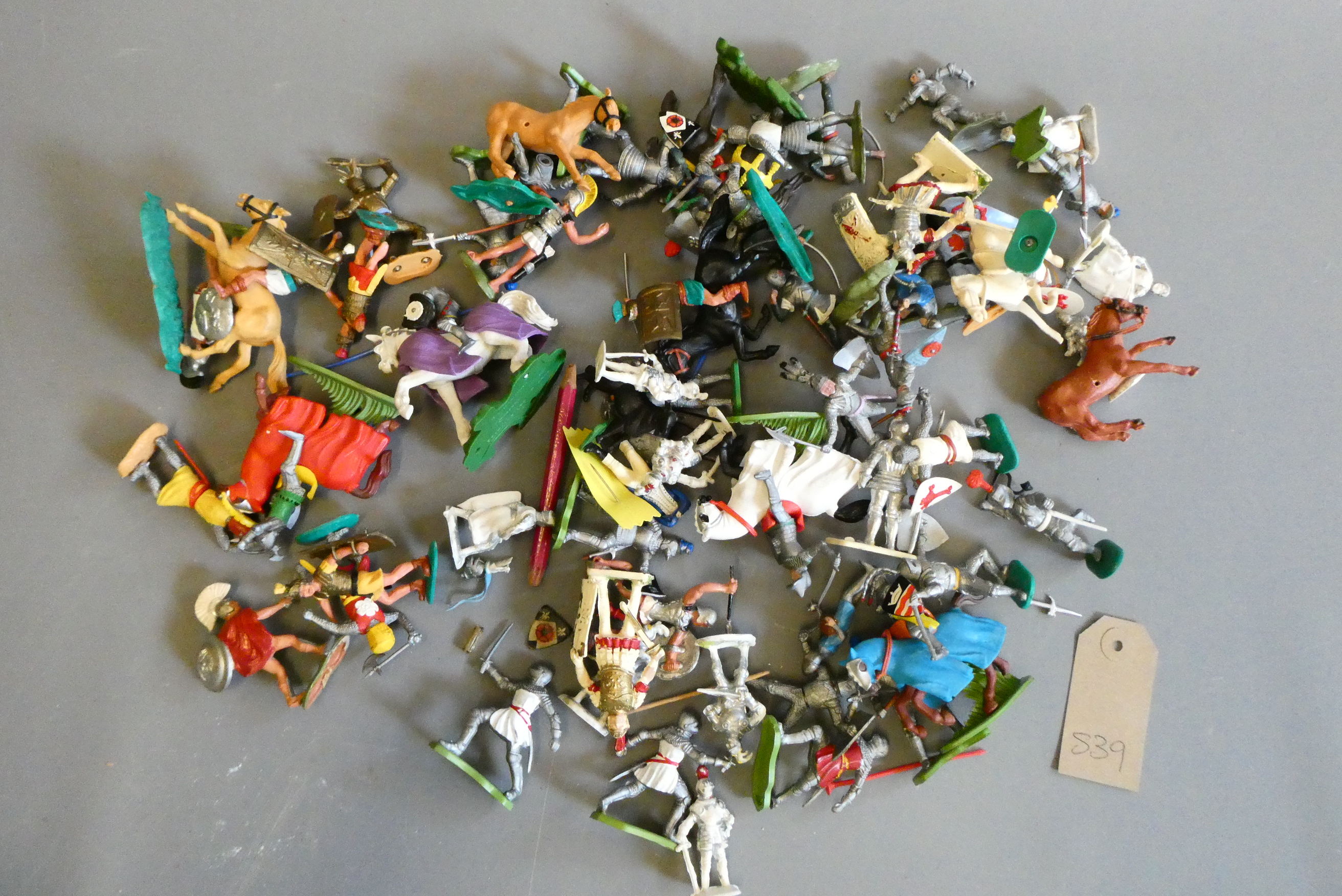 Plastic knights by Britains and others in good used condition, some parts detached, fair (Est. plus Image