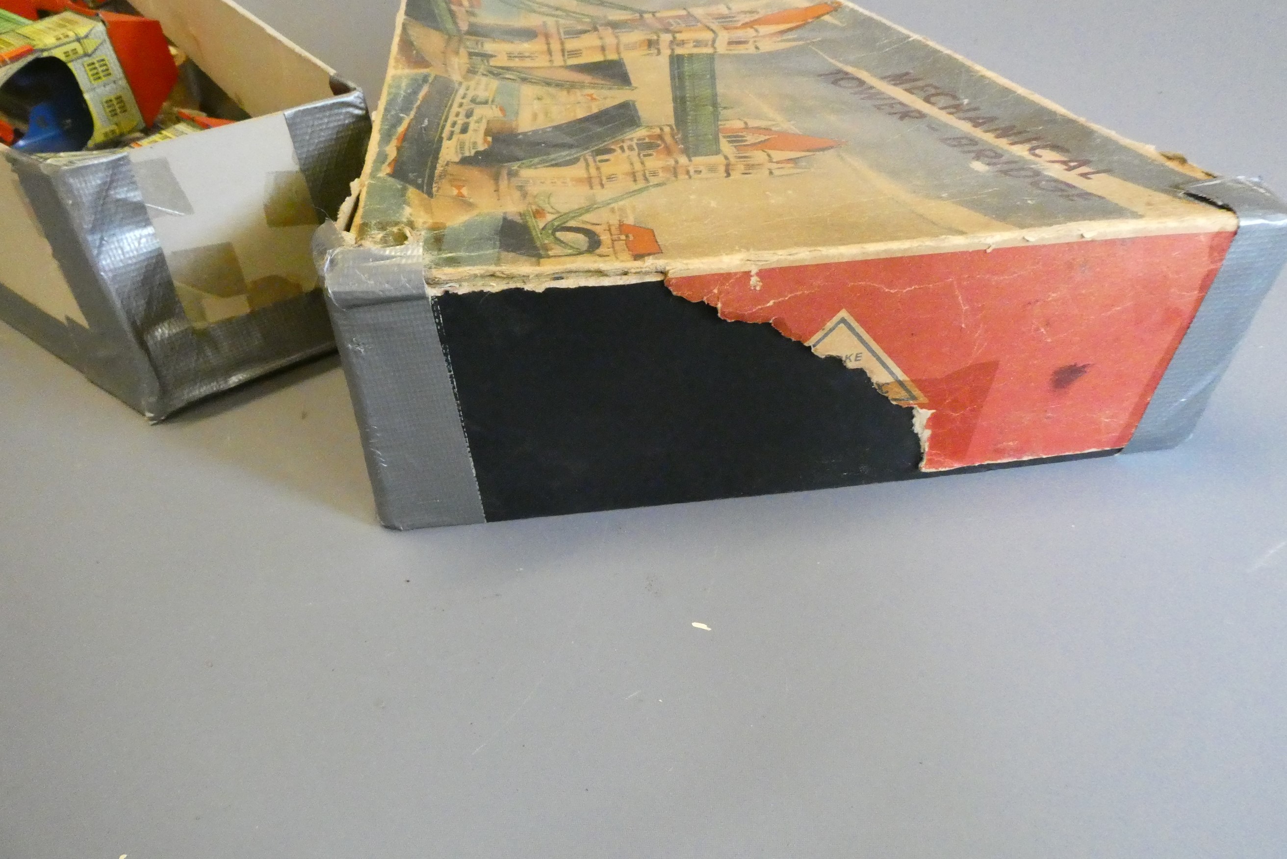 Technofix mechanical Tower Bridge litho printed clockwork track toy with circulating track sections Image