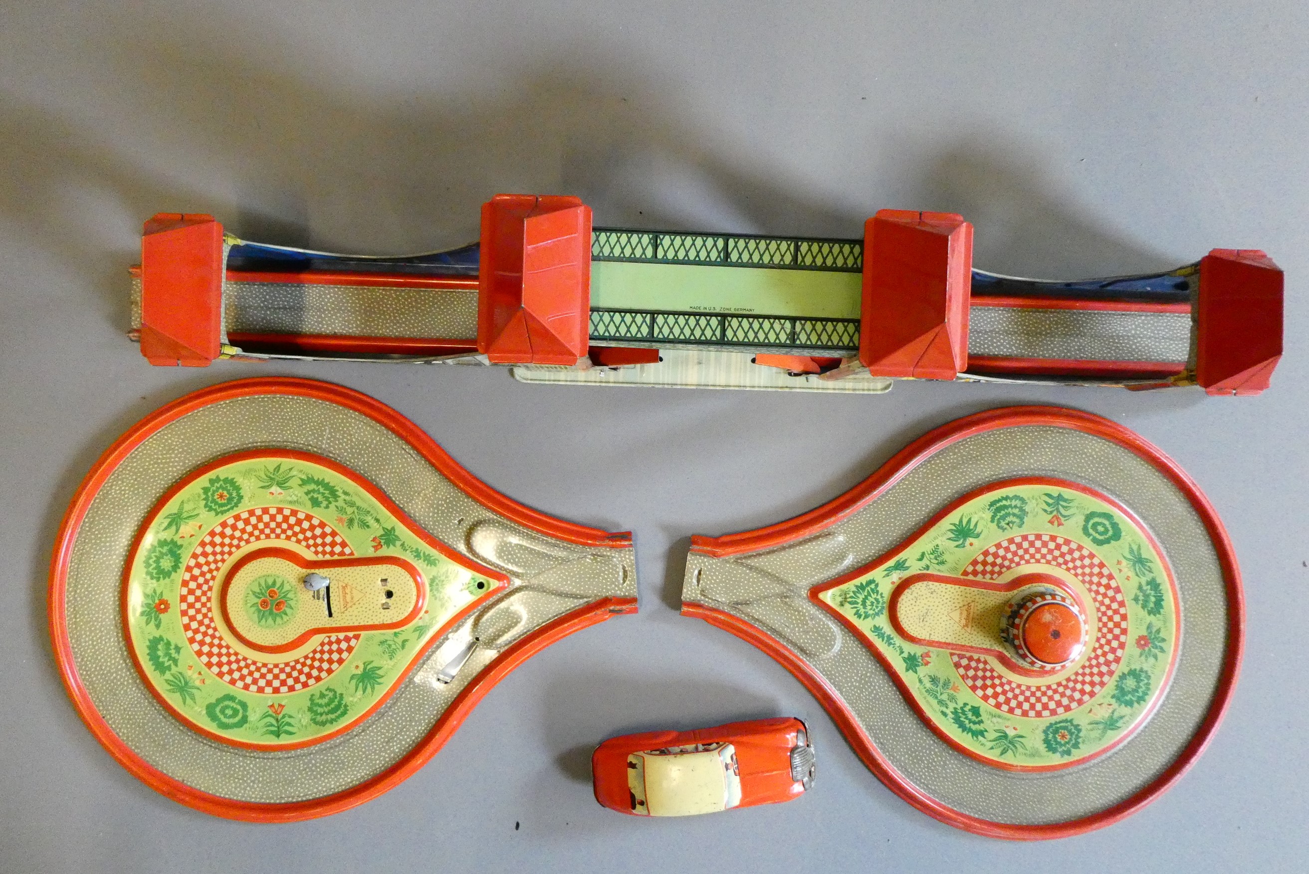 Technofix mechanical Tower Bridge litho printed clockwork track toy with circulating track sections Image