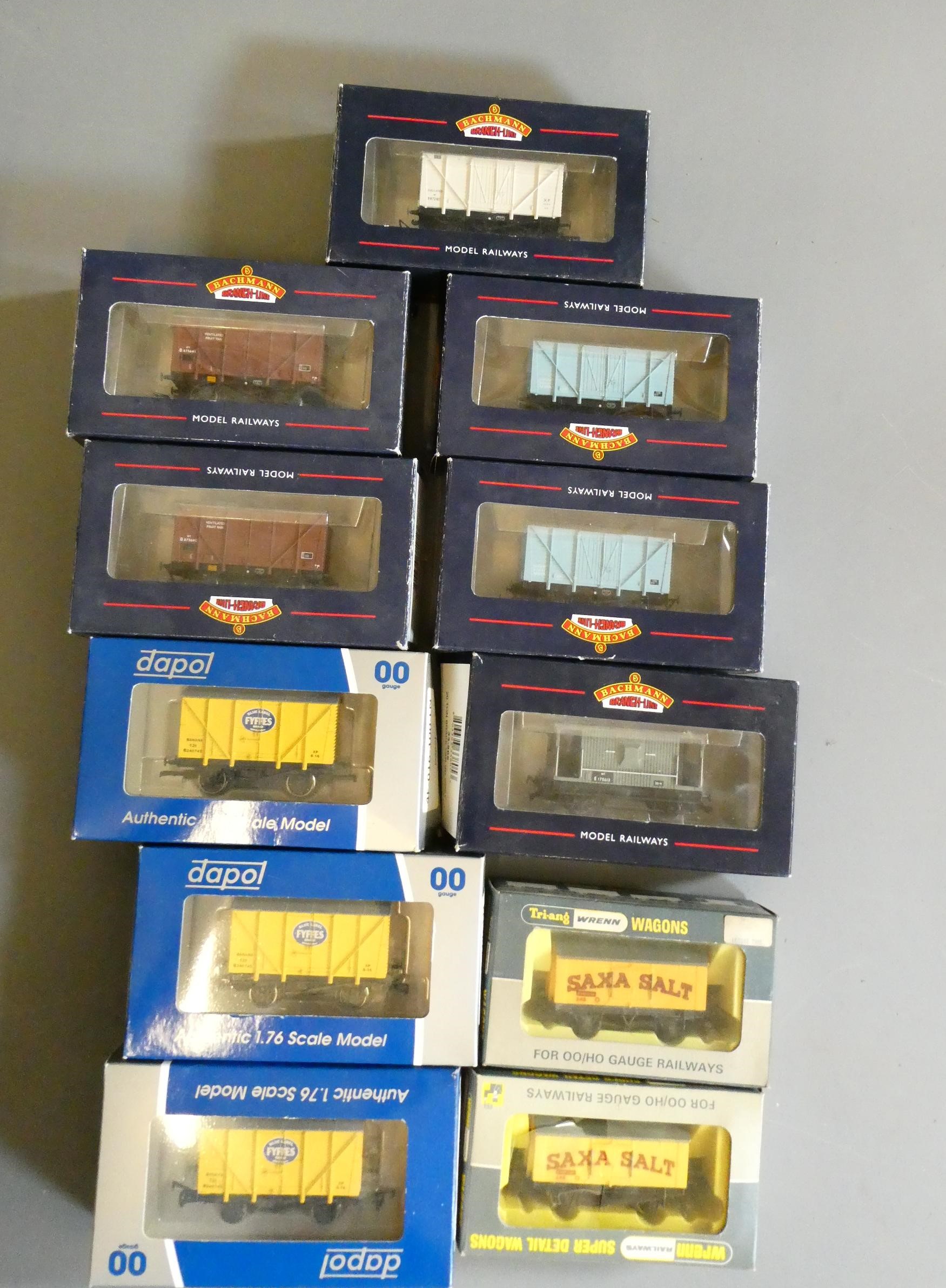 Goods and passenger rolling stock by Hornby and others, some items boxed, in good to excellent Image