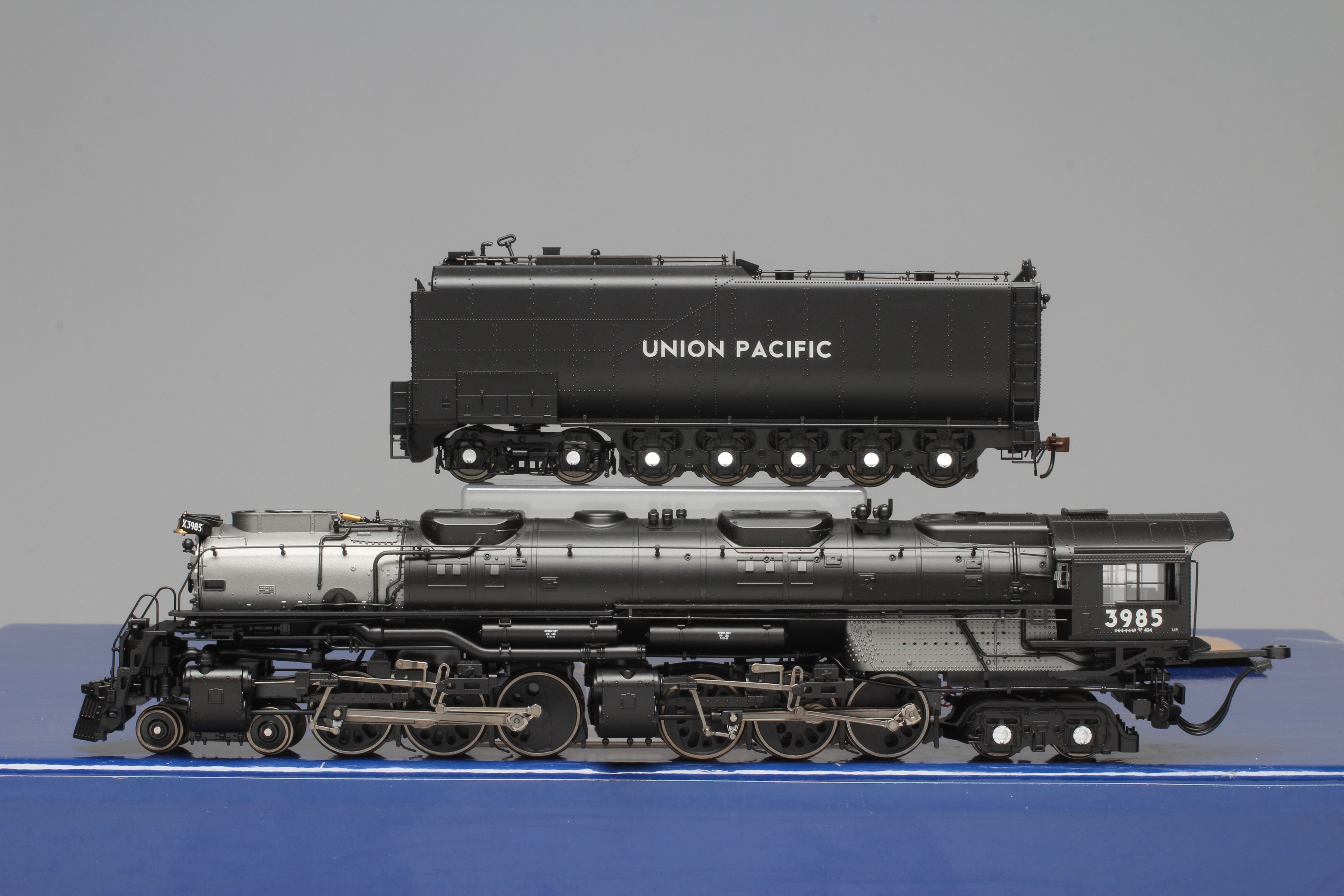 Genesis HO scale DCC Sound fitted Union Pacific Challenger locomotive in black 3985 with Analog Image