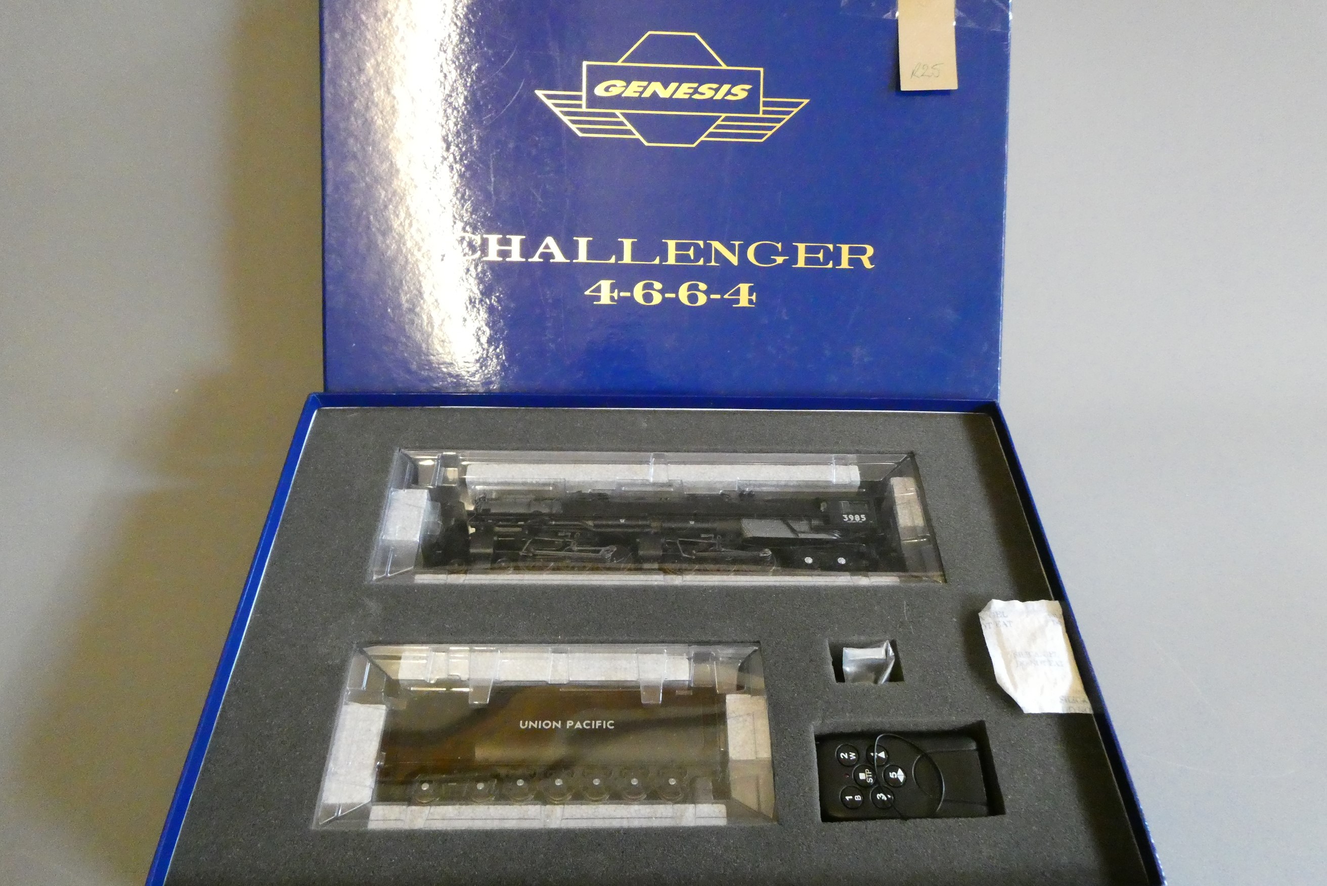 Genesis HO scale DCC Sound fitted Union Pacific Challenger locomotive in black 3985 with Analog Image