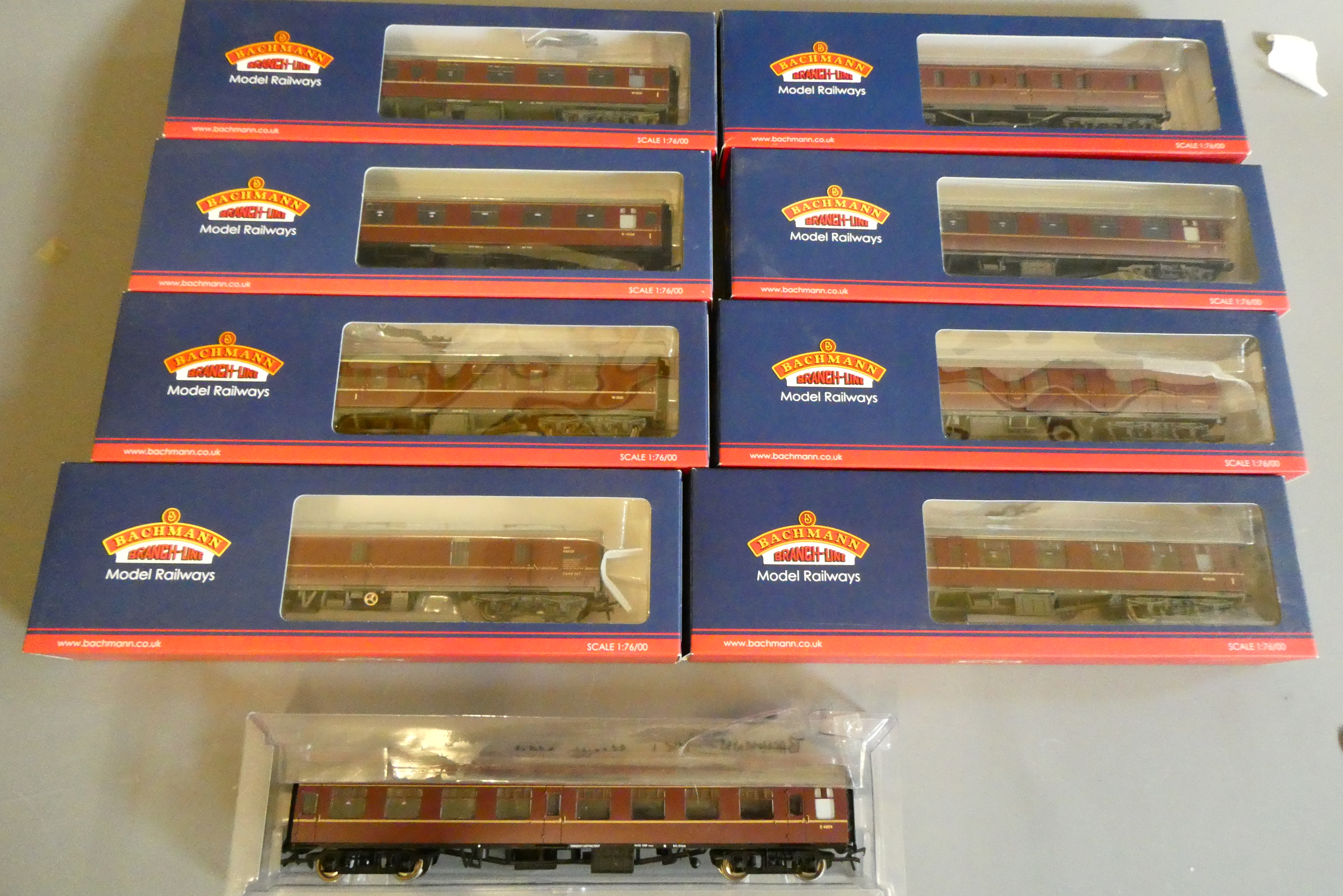 Nine Bachmann British Railways MK1 corridor passenger coaches including brake end Image