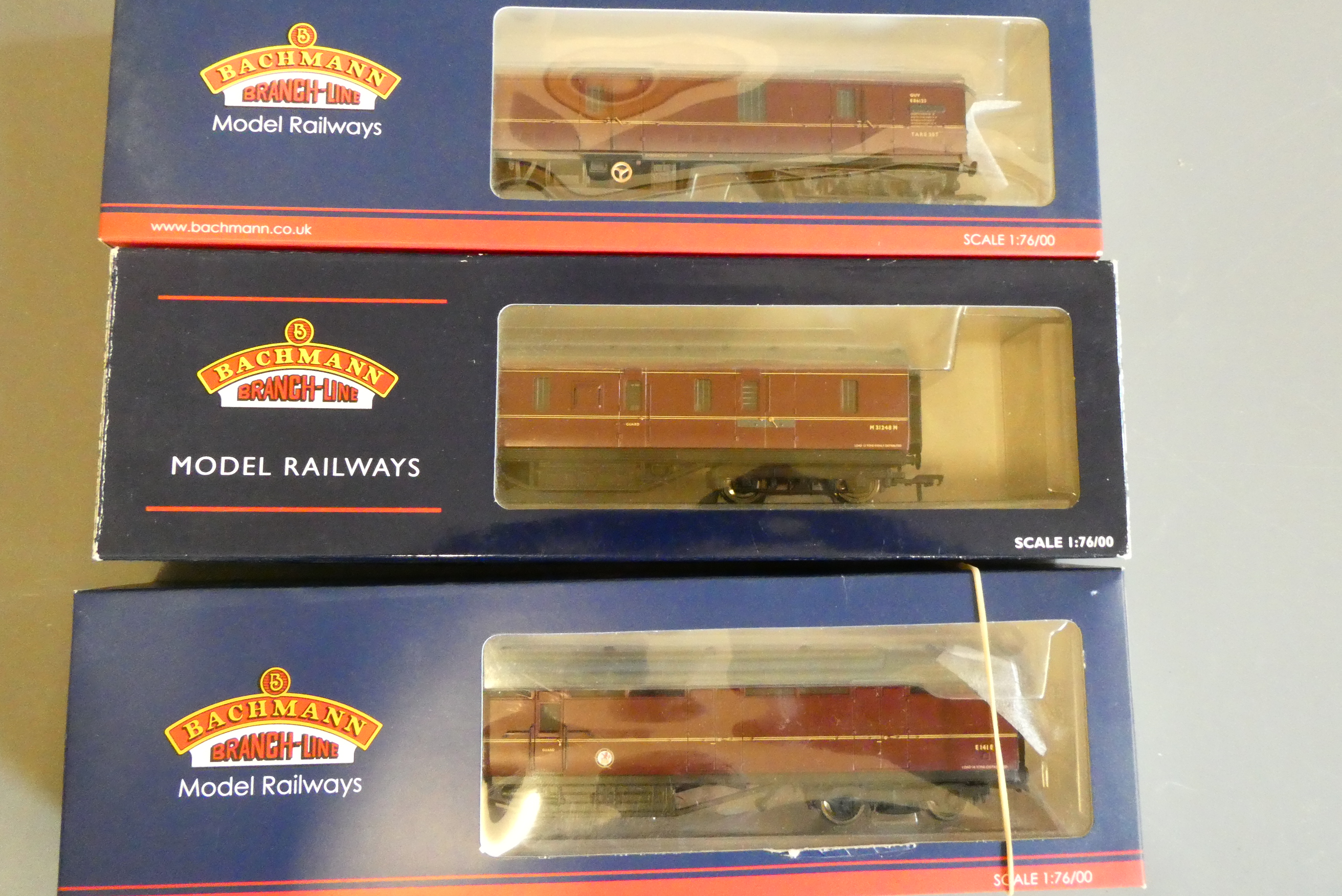 Three Bachmann British Railways MK1 crimson coaches comprising 50ft parcels van, general utility van Image