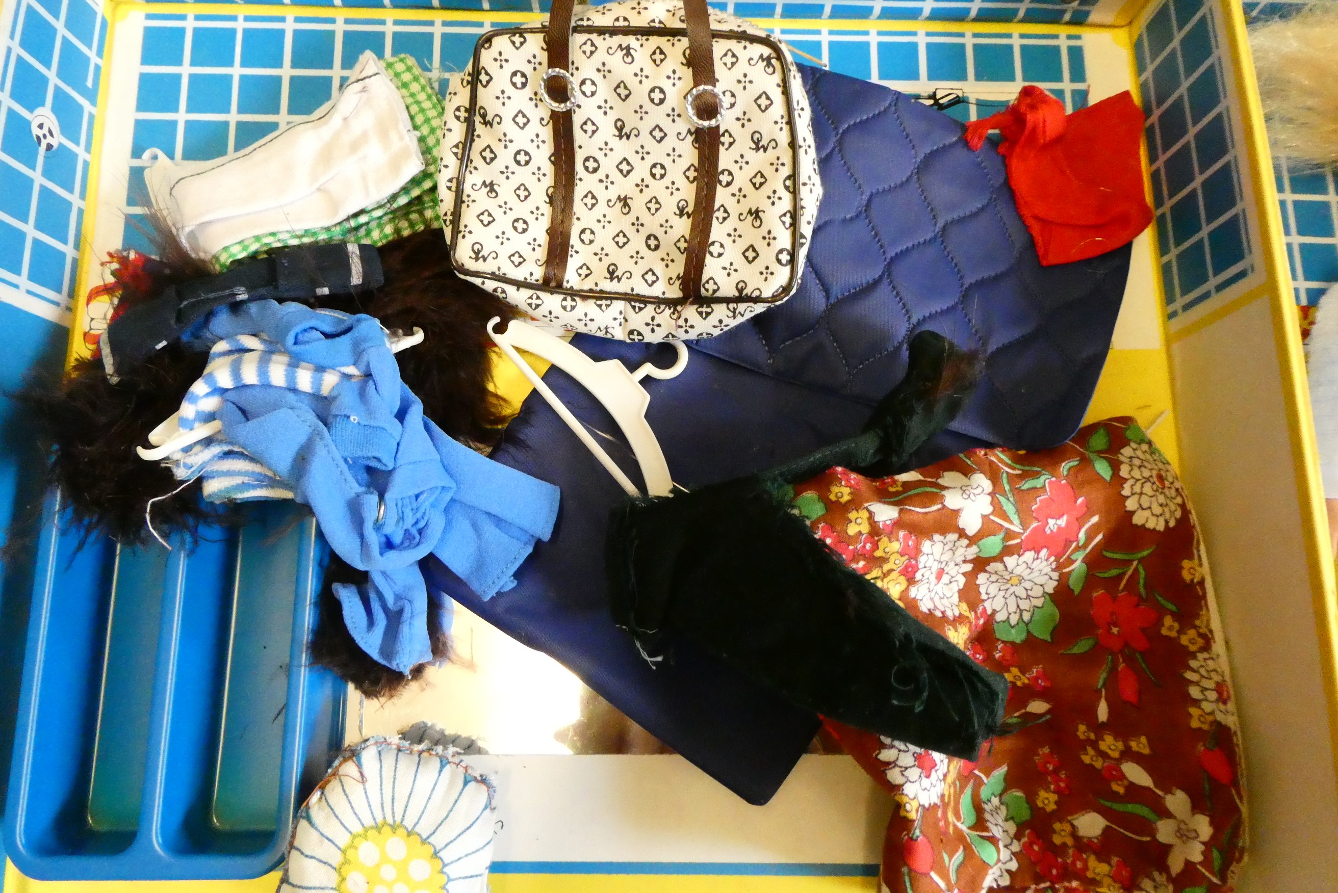 Two Sindy cases containing two Sindy dolls and a large quantity of clothing and accessories (Est. Image