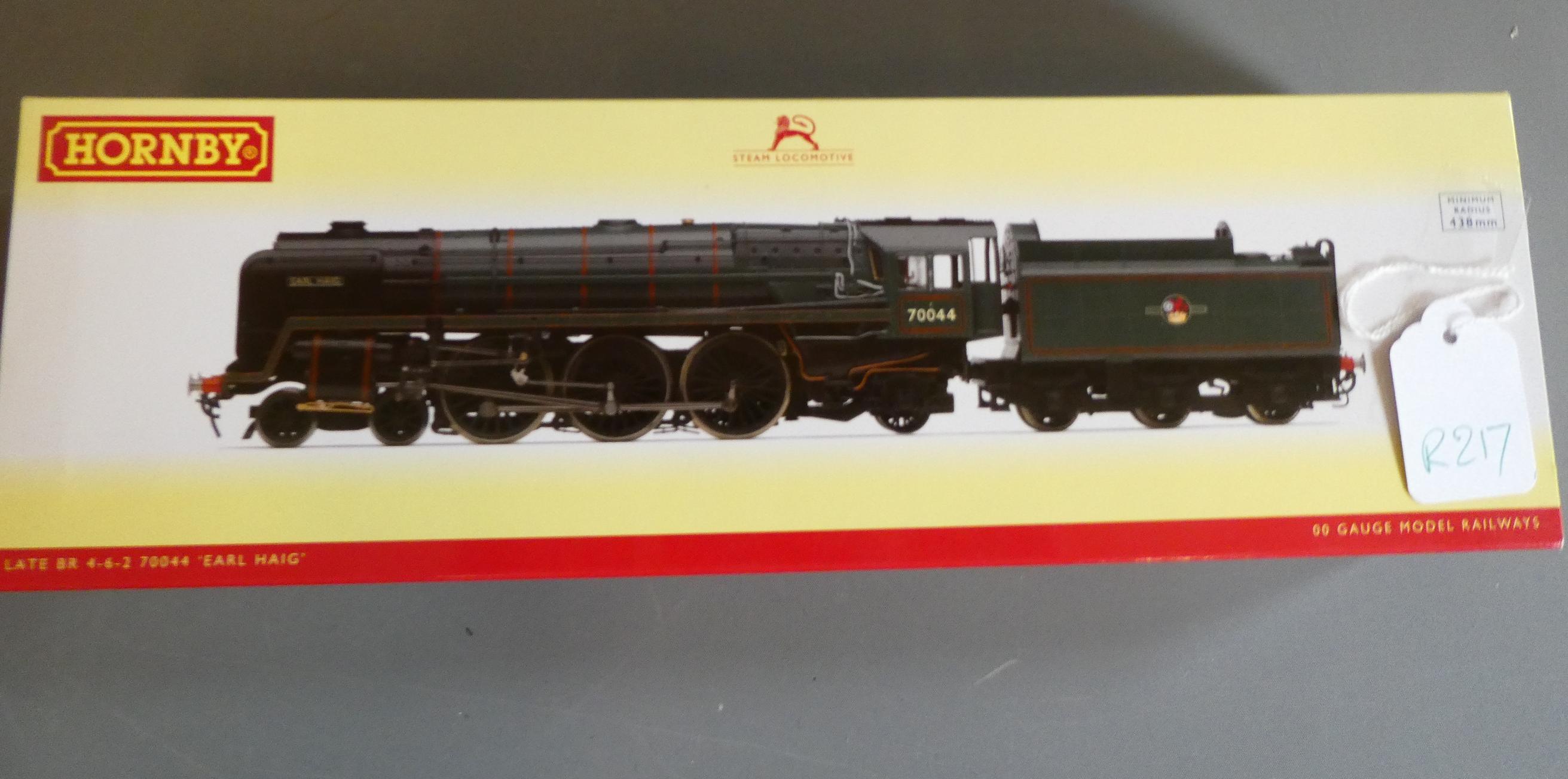 Hornby Britannia Class locomotive Earl Hague finished in British Railways lined green livery 70044 Image