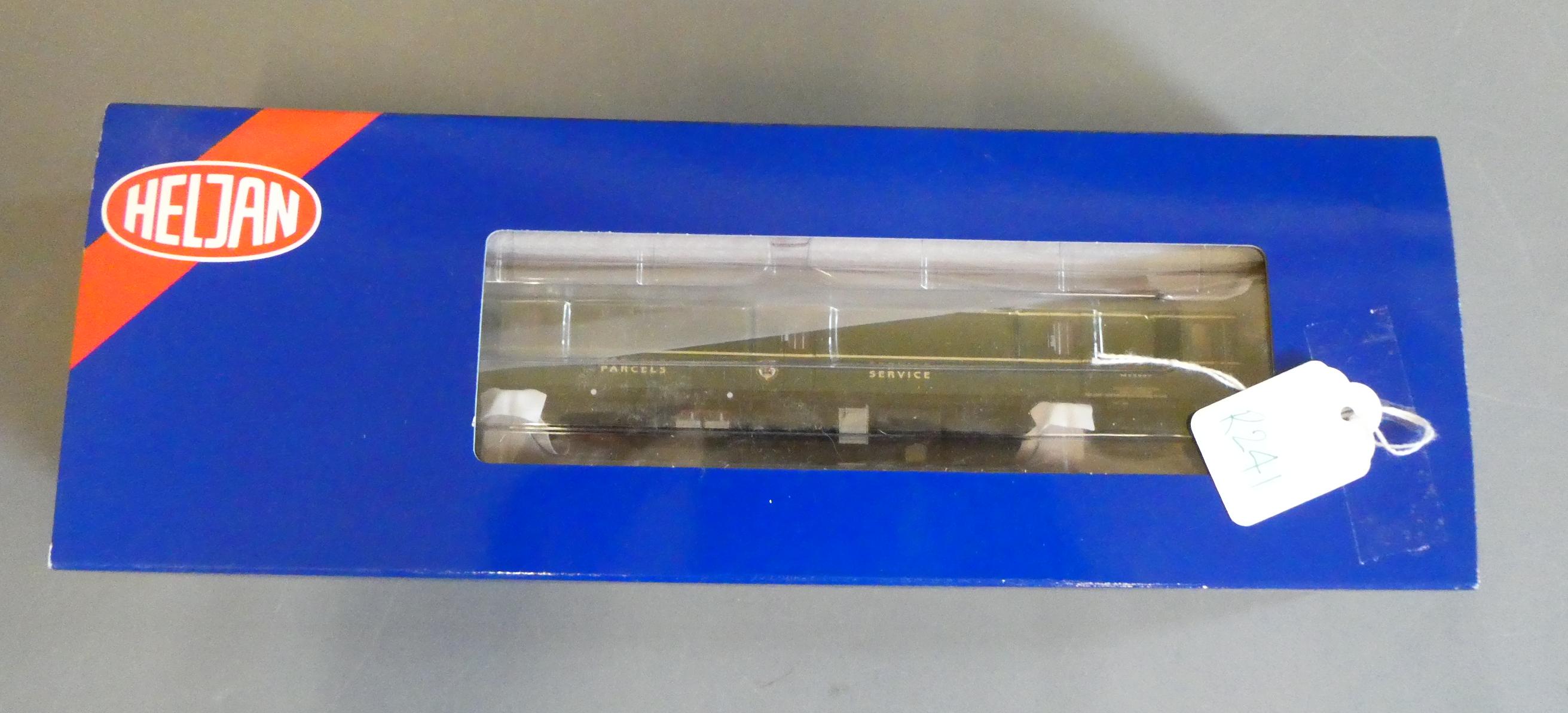 Heljan Class 128 Parcels train finished in BR green, fitted with Zimo sound decoder, boxed, mint Image