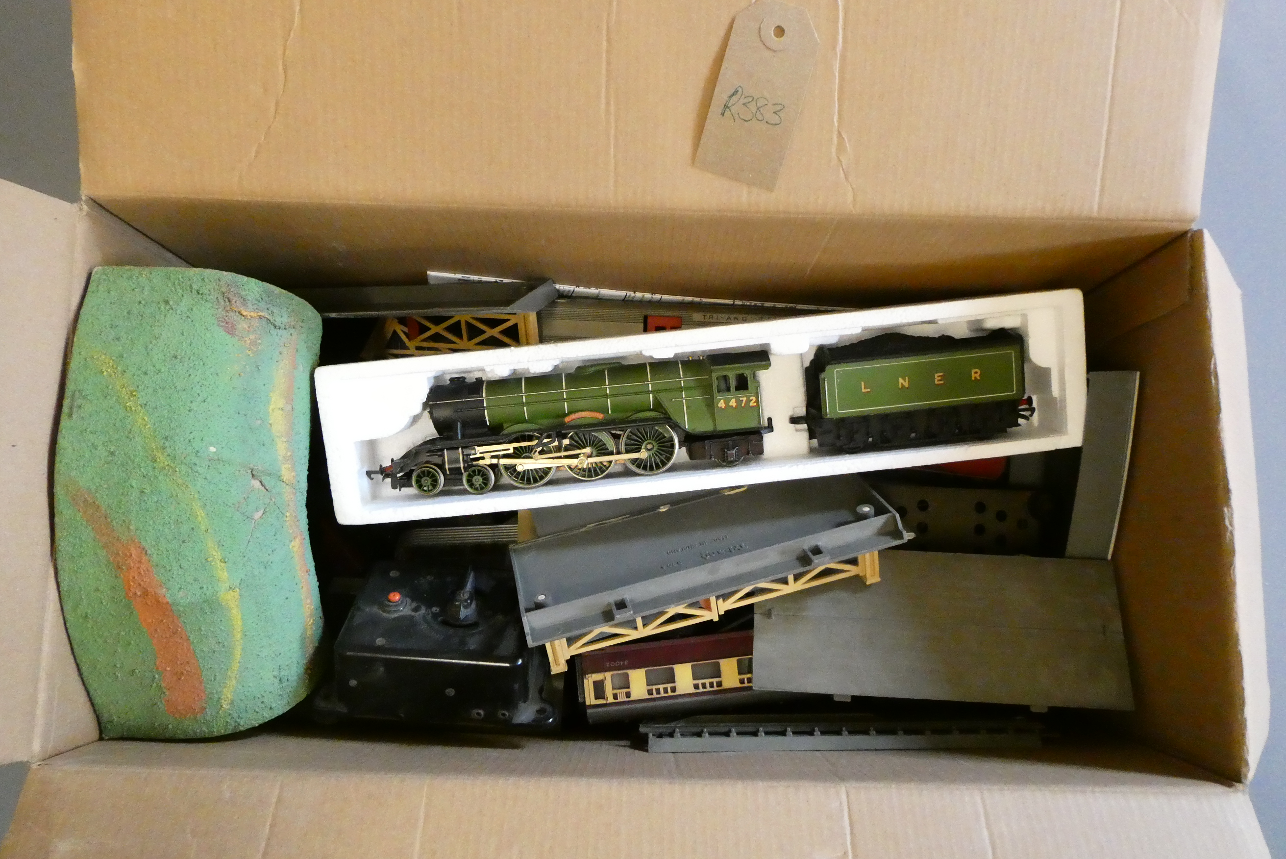 Unboxed railway models by Triang and Hornby including Flying Scotsman, rolling stock and Image
