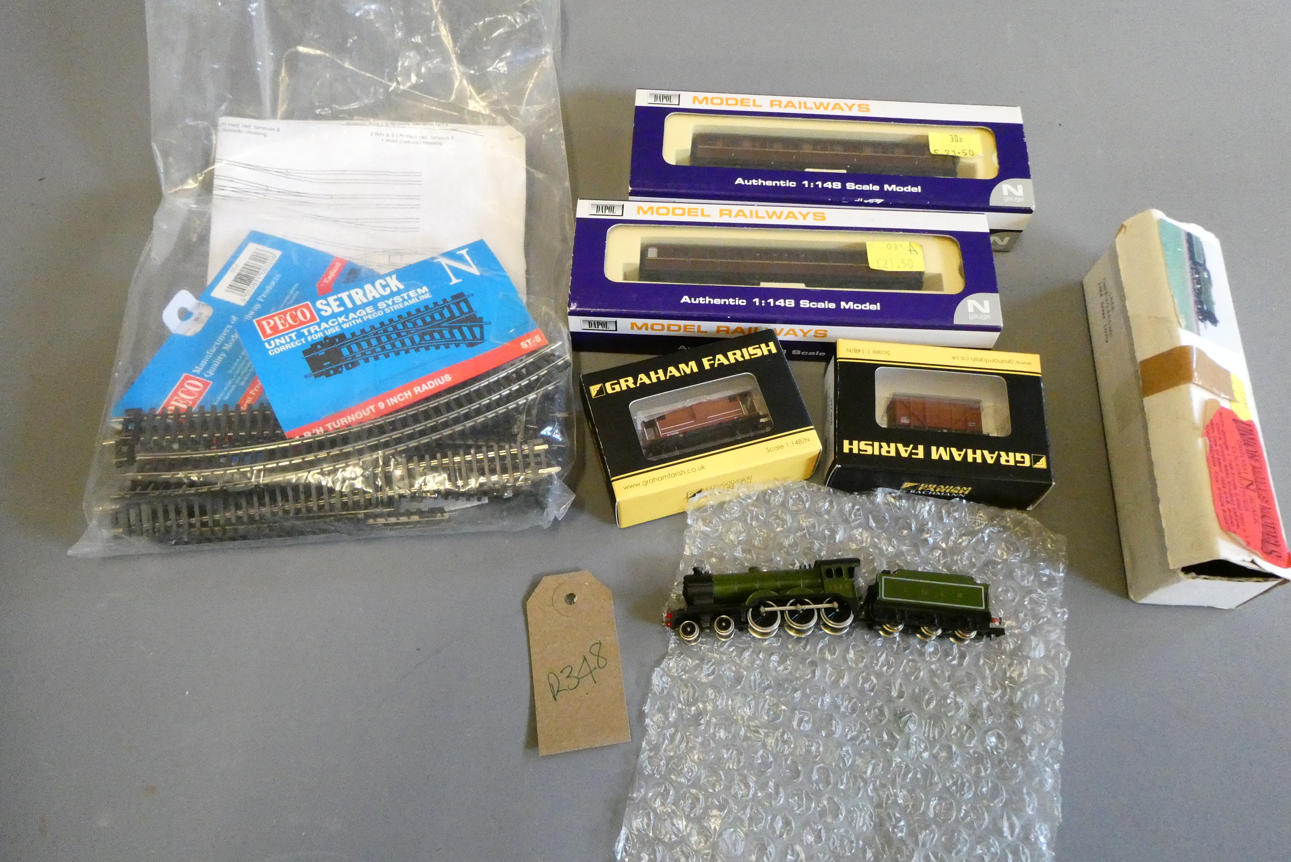 N gauge Union Mills models LNER D12, two Dapol coaches and two goods wagons, boxed, excellent, Image