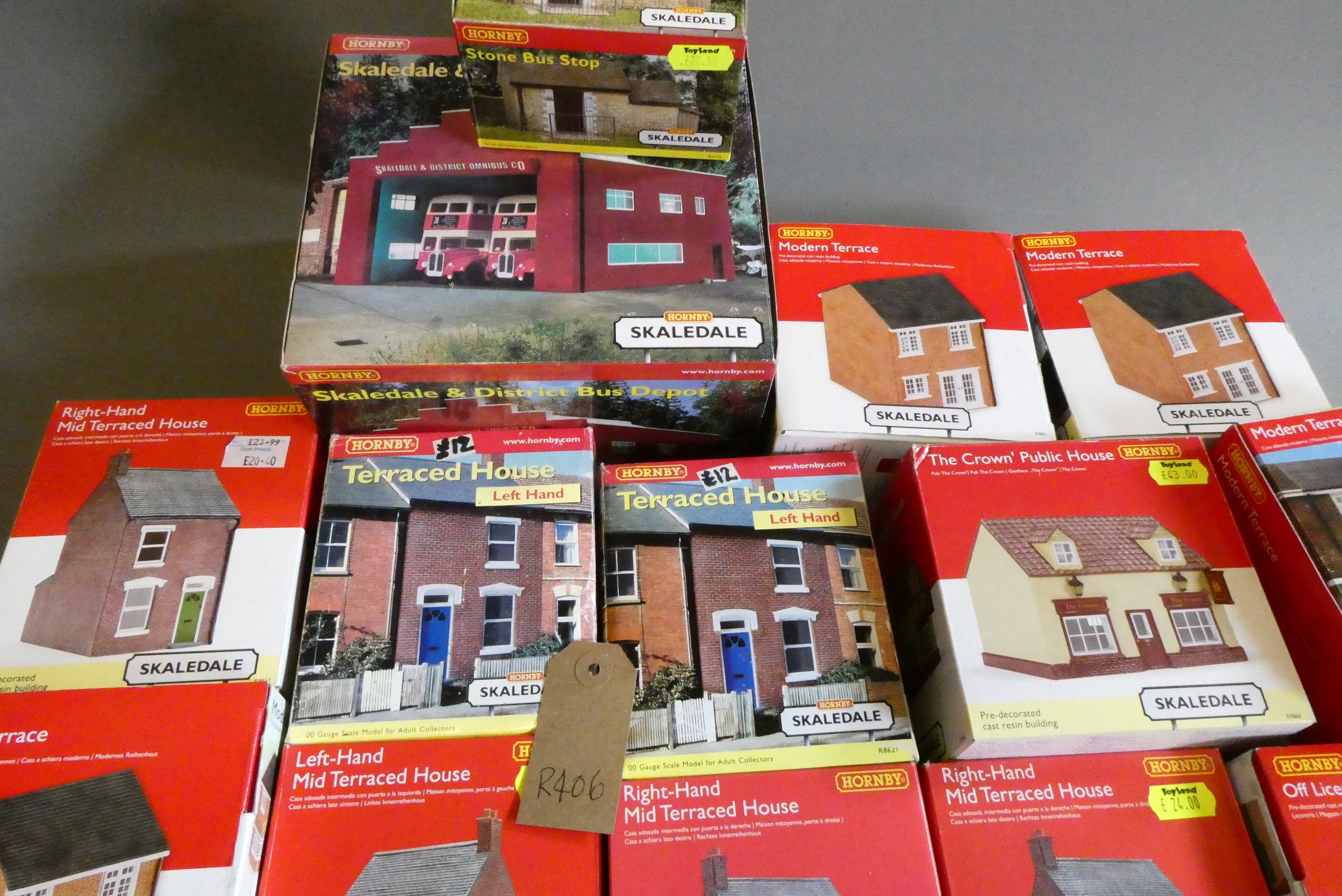 Trackside buildings and accessories by Hornby Skaledale including station buildings Image