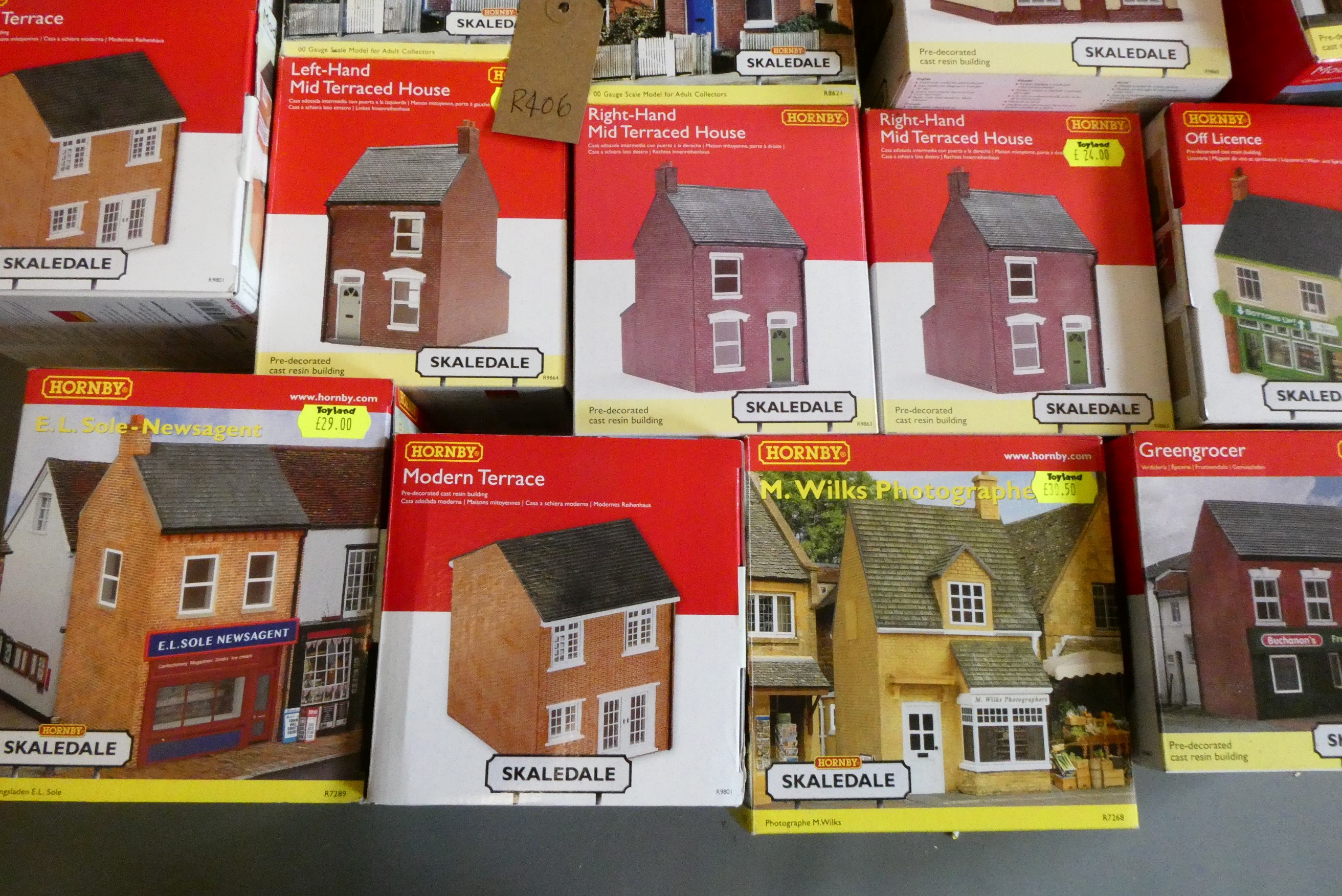 Trackside buildings and accessories by Hornby Skaledale including station buildings Image
