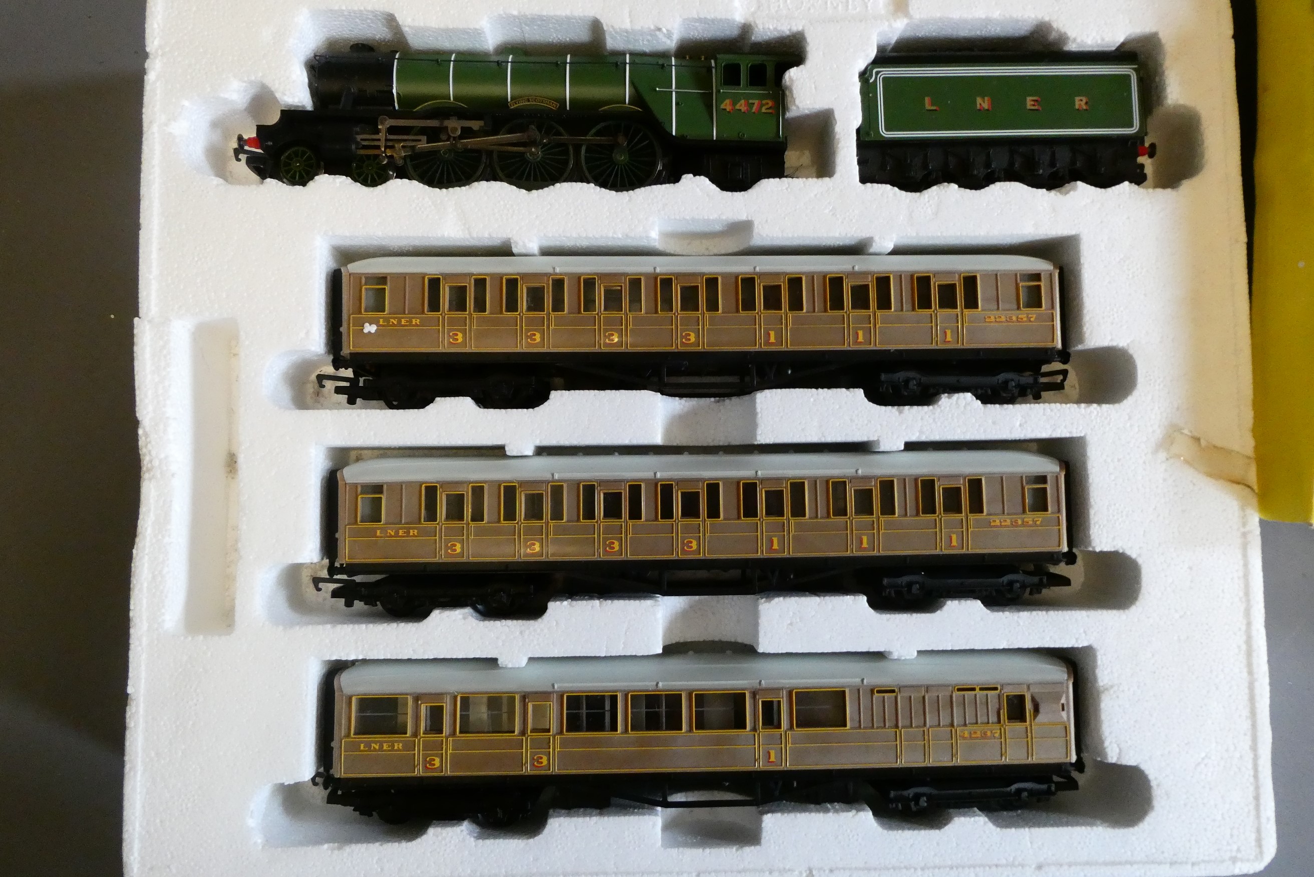 Hornby Flying Scotsman train set, boxed, parts good, box imperfect (Est. plus 24% premium inc. VAT) Image