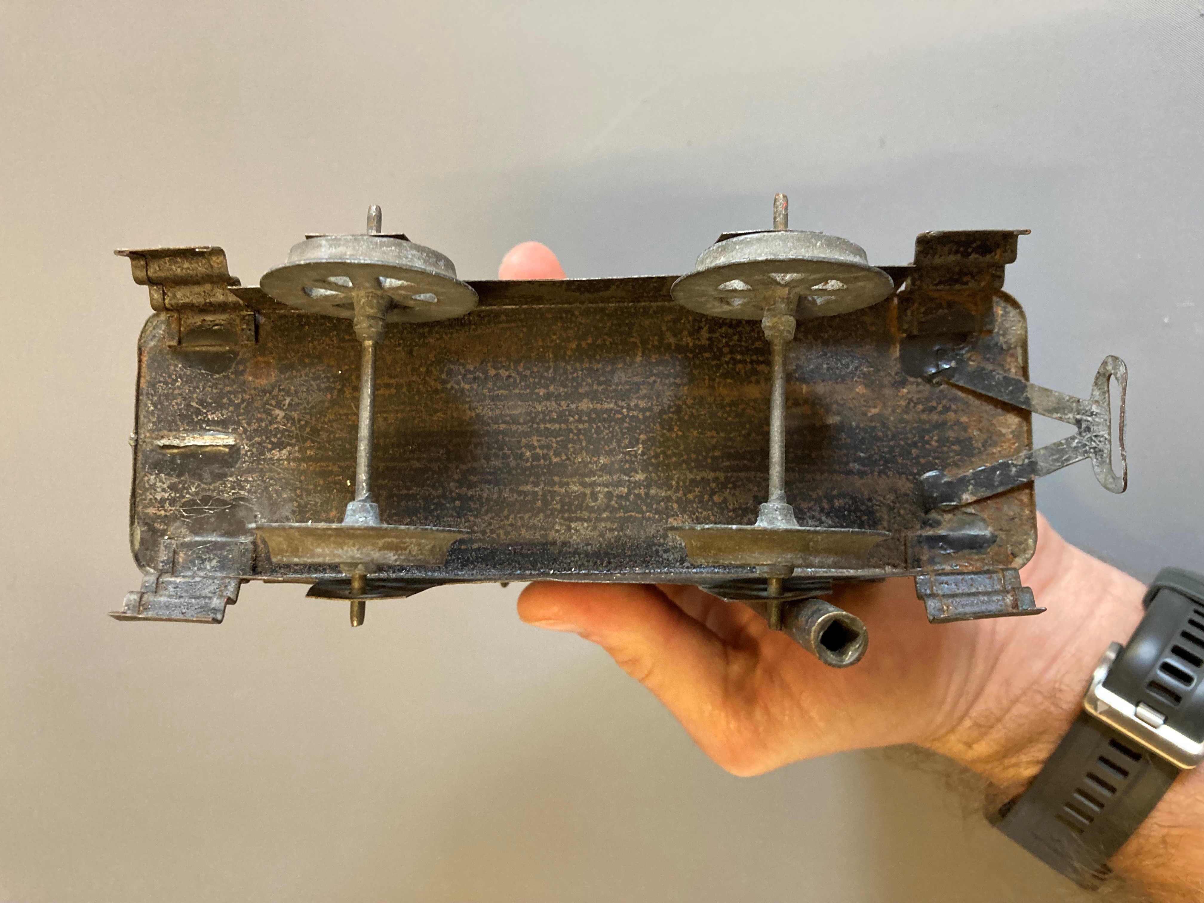 Bing gauge 1 clockwork locomotive and tender, some damage and parts missing, fair to poor (Est. plus Image