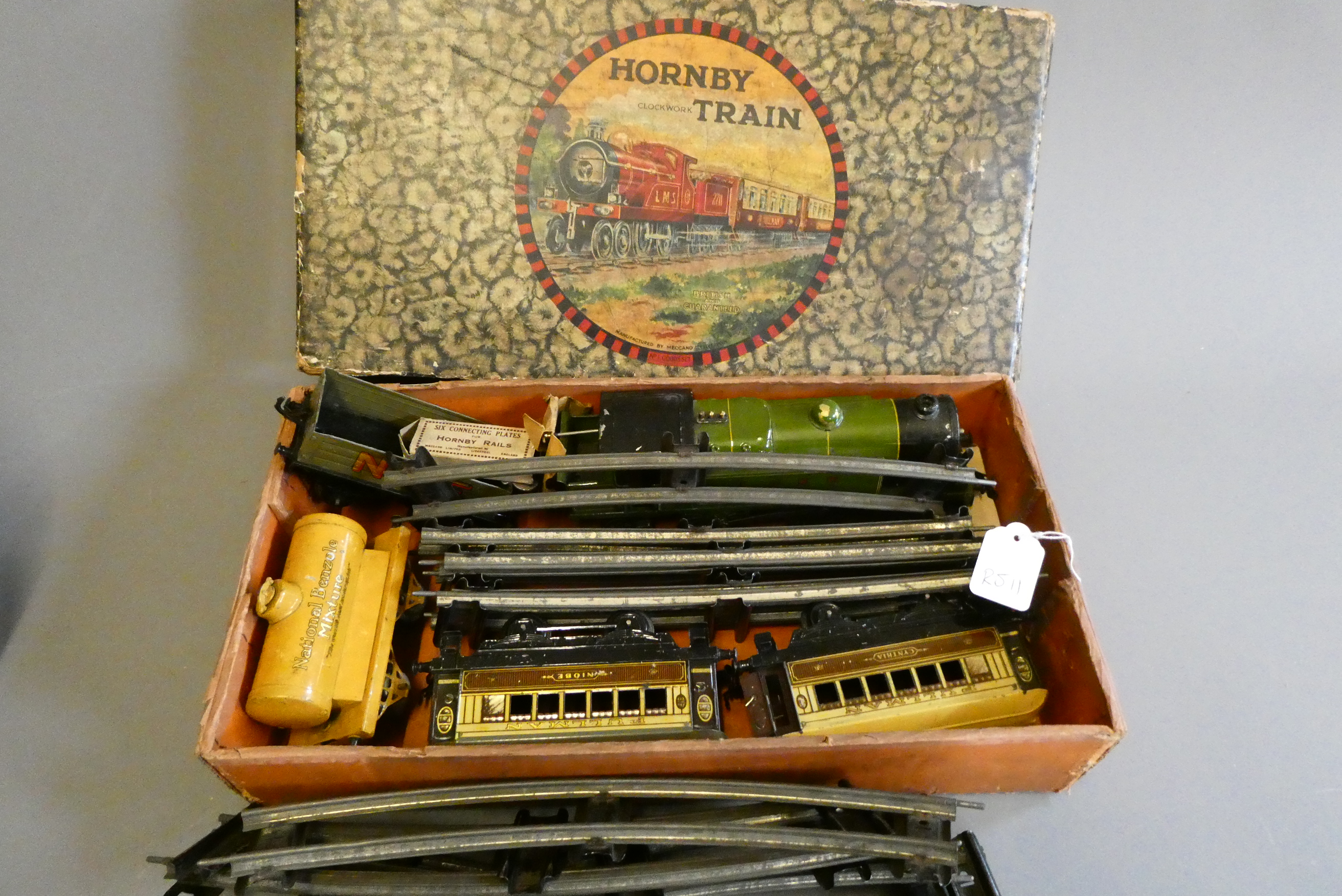 Hornby No2 Special 4-4-2 LNER tank locomotive, two small Pullman coaches and tank wagon in early No1 Image