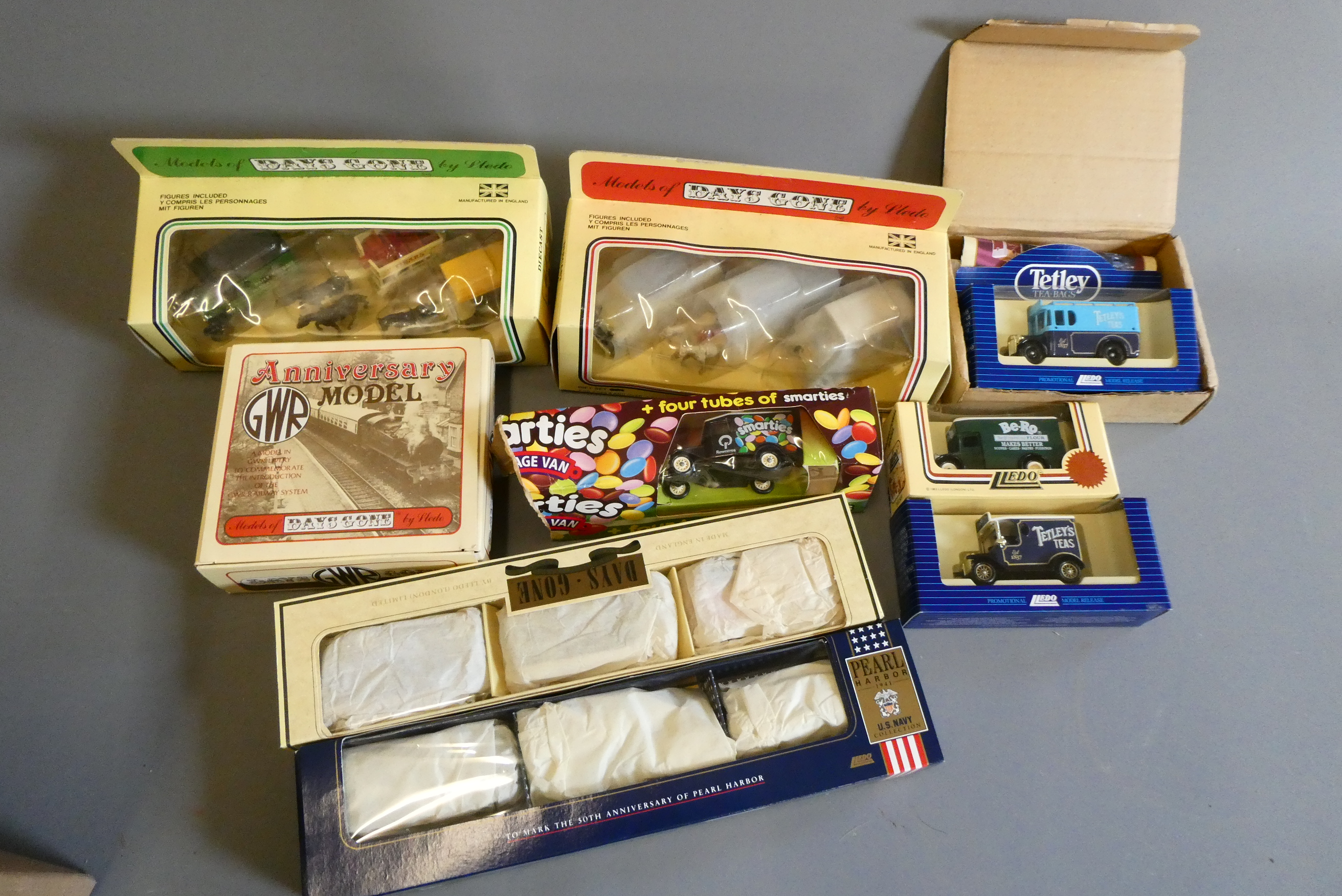 Ten small Lledo and Days Gone diecast vintage vehicles, all items boxed, mint (Est. plus 24% premium Image