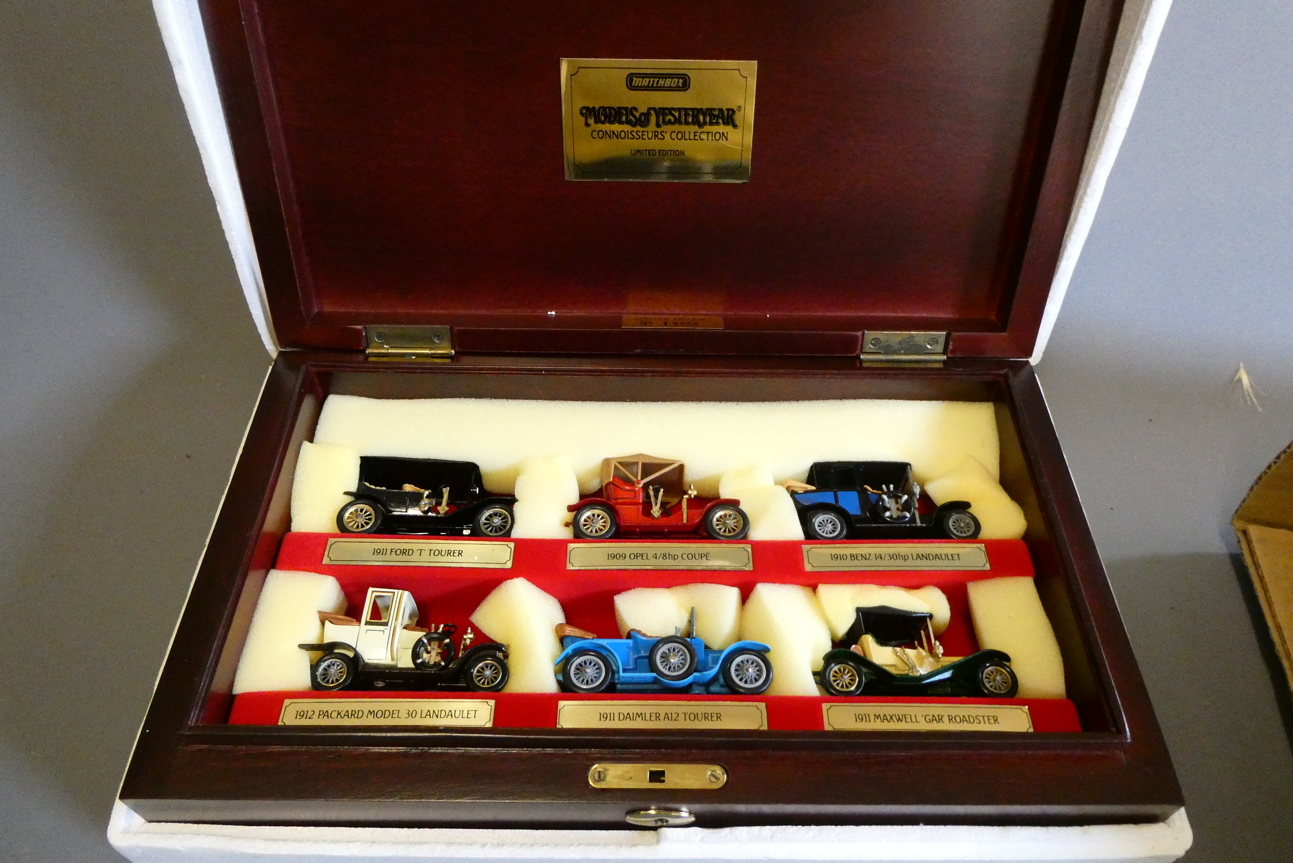 Matchbox Vintage Van limited edition set in lockable wooden case, boxed with outer sleeve, mint Image