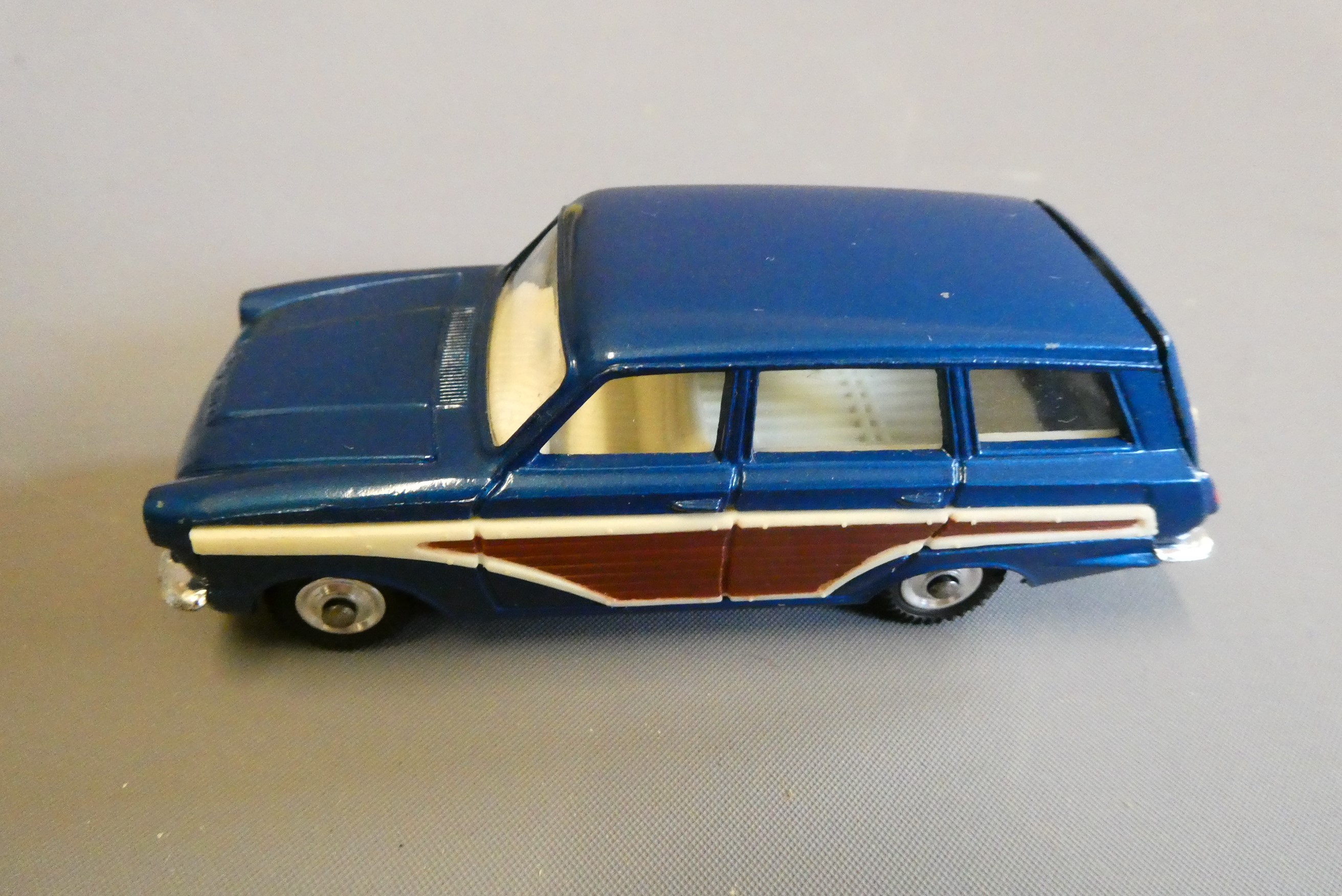 Corgi 440 Ford Consul Estate with golfer. Two figures and golf trolley bag is missing, box good, Image