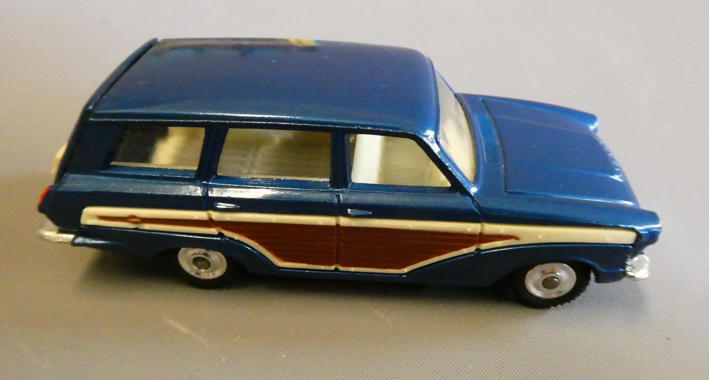 Corgi 440 Ford Consul Estate with golfer. Two figures and golf trolley bag is missing, box good, Image