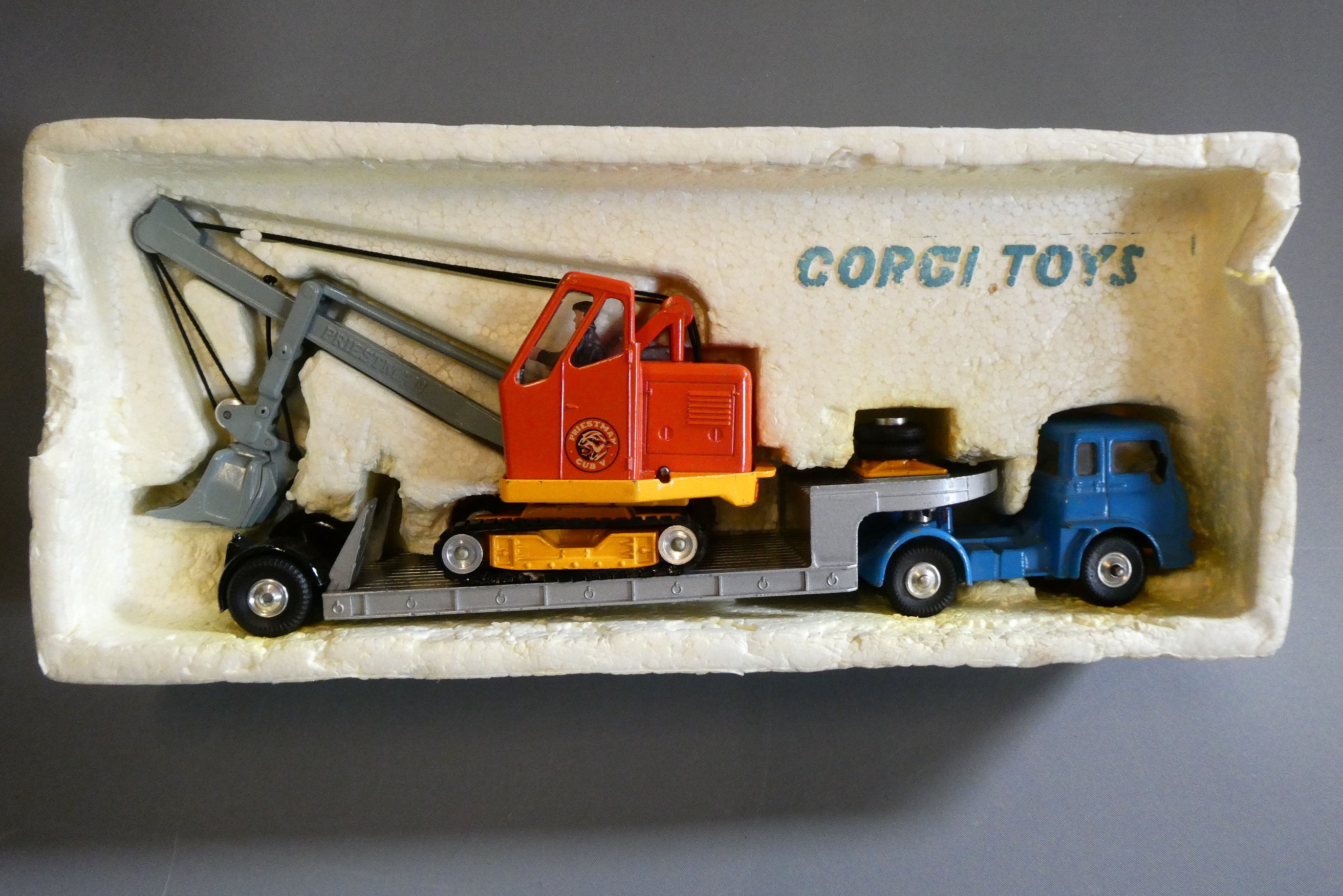 Corgi Gift Set No27 Machinery Carrier and Priestman Cub Shovel, box good, models good (Est. plus 24% Image