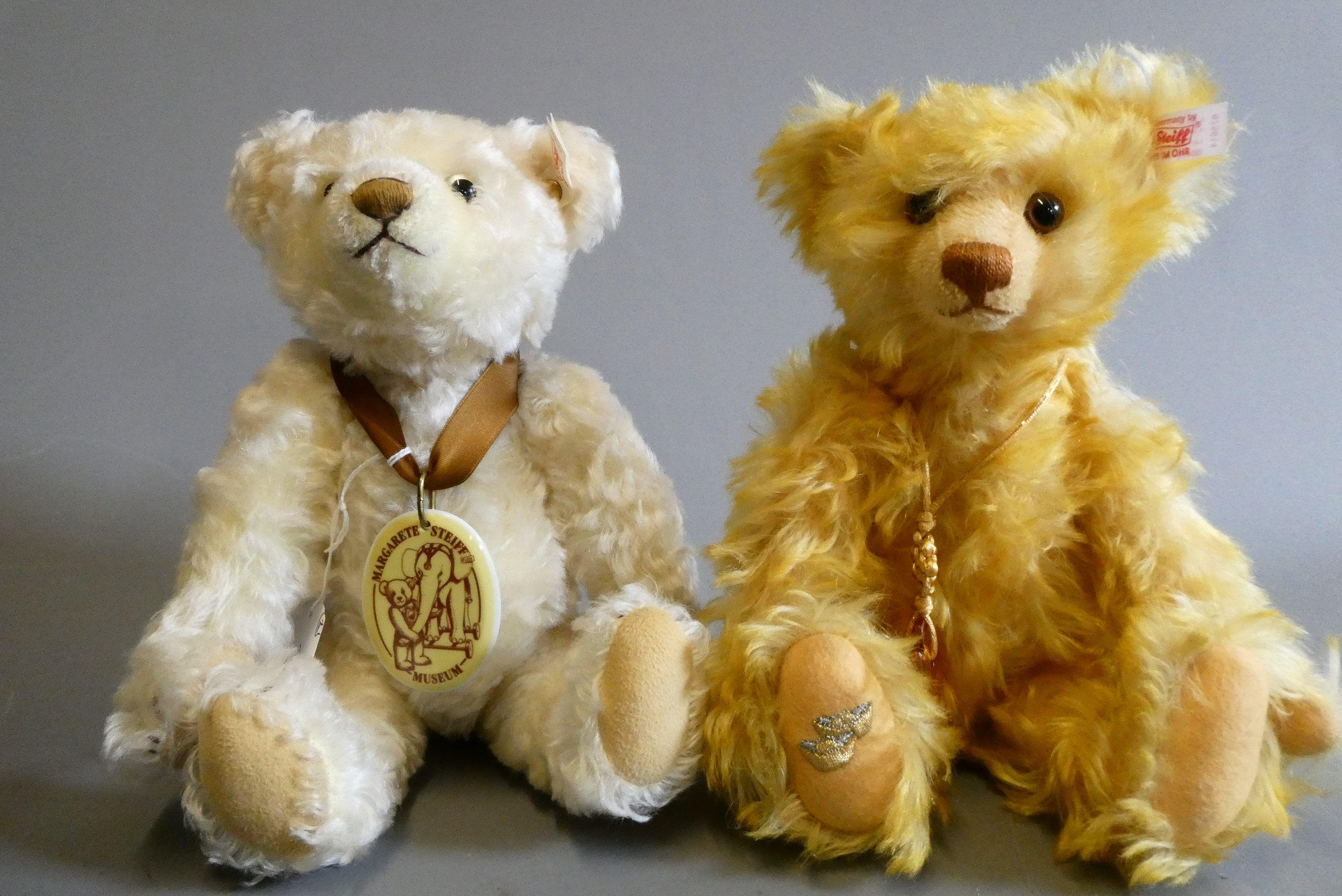 Two Steiff collectors bears, comprising a 32cm 2001 bear with orange glass medallion, and a 31cm Image