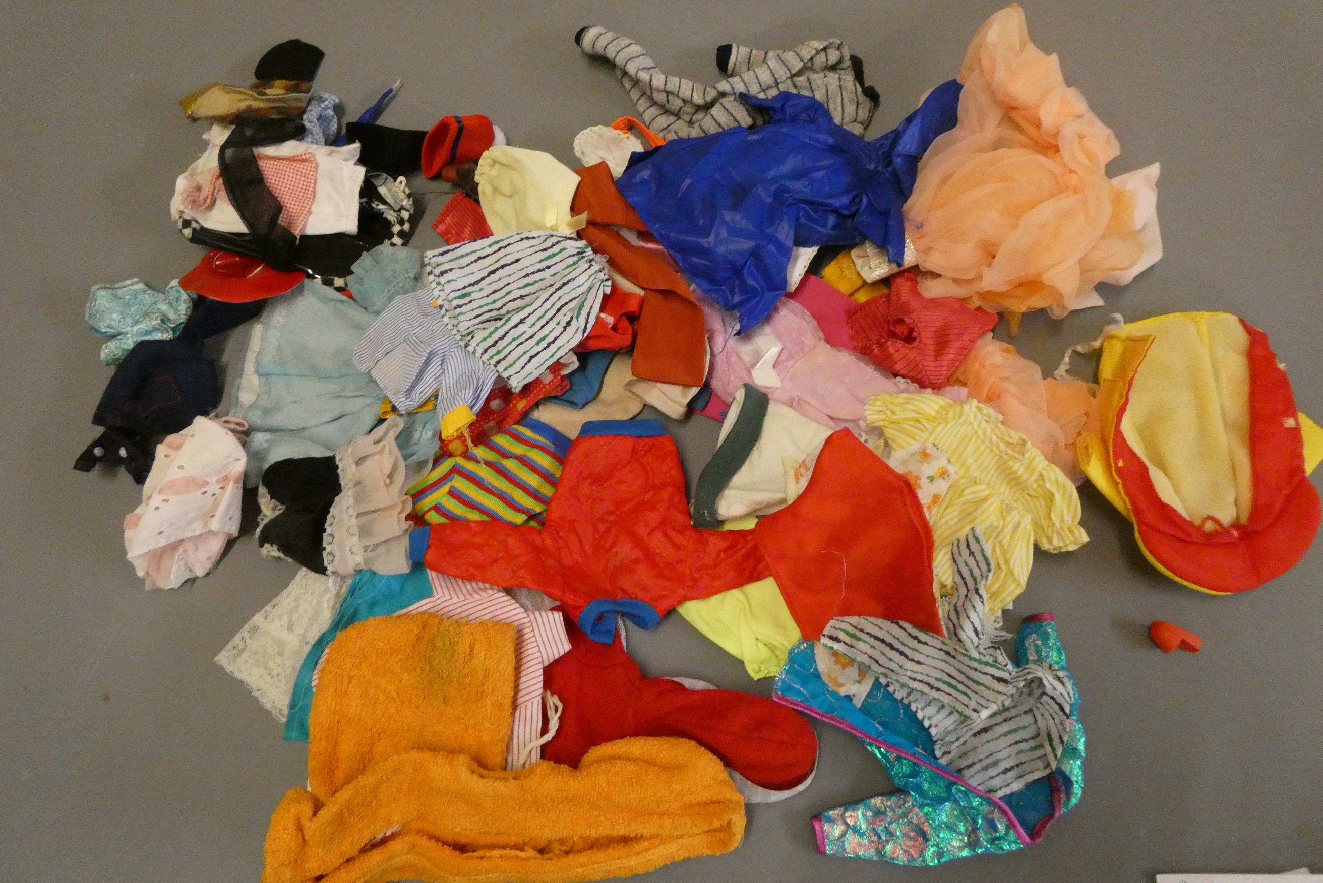 A collection of Sindy items, including one 033055X doll, a mixture of Sindy clothing, Sindy house Image