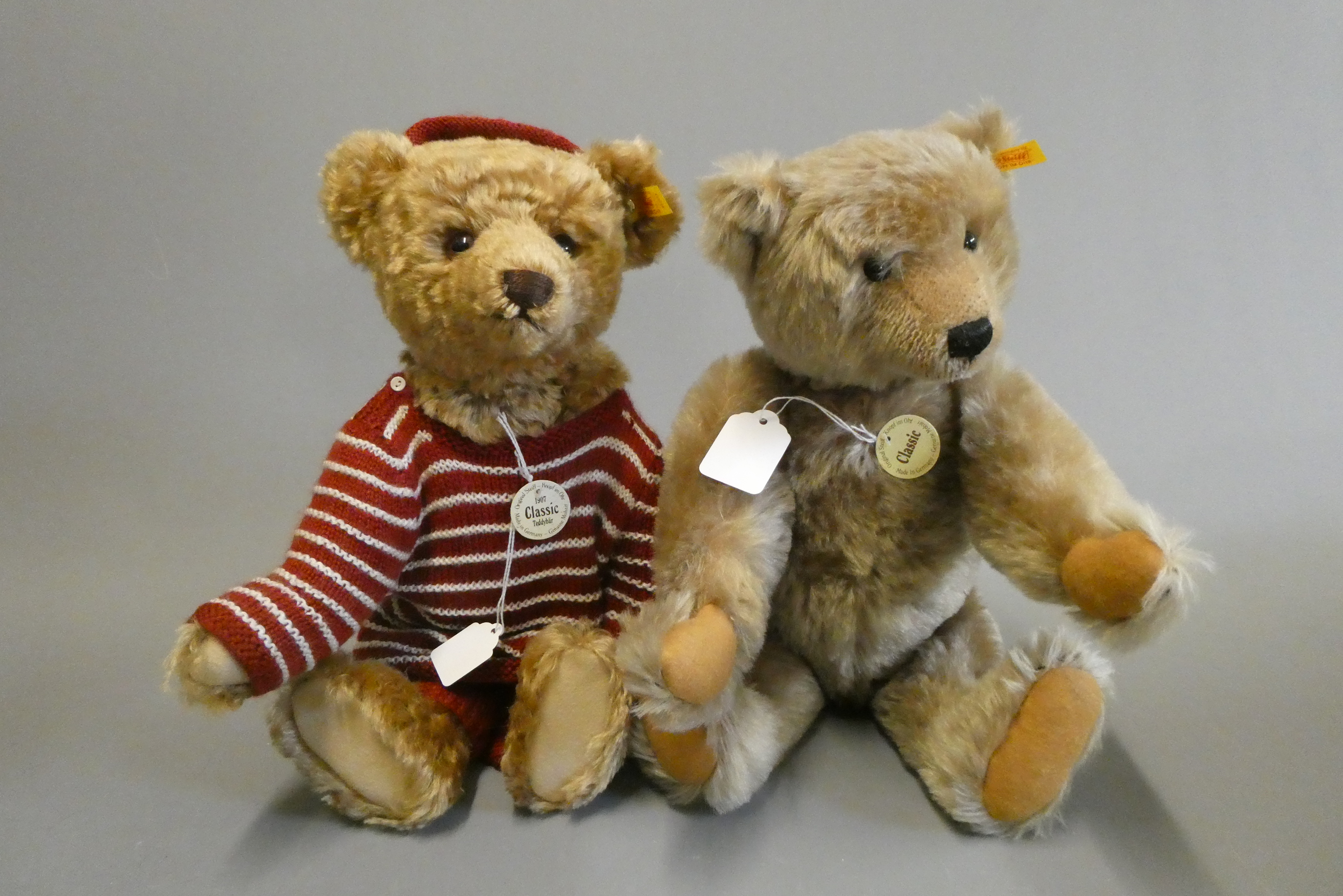 Two Steiff collectors bears, comprising a 16" 1907 Classic bear with three piece matching outfit, Image