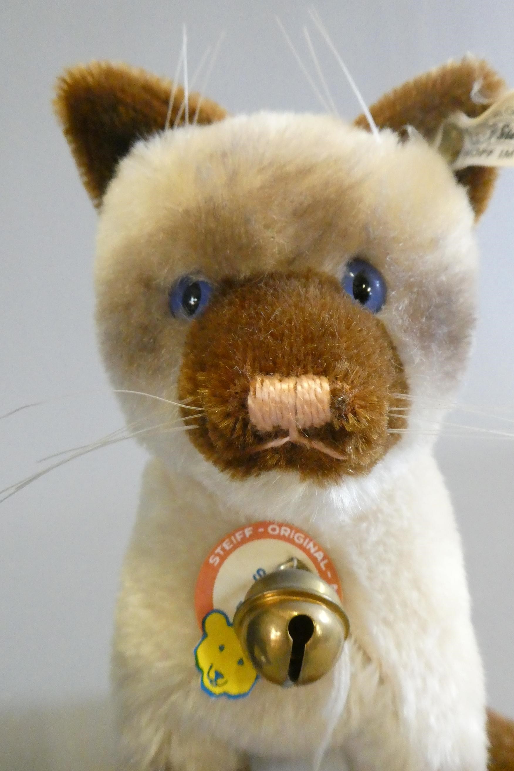 Two Steiff cats, comprising a limited edition Siamy 1930 replica and a scared black cat (Est. plus Image