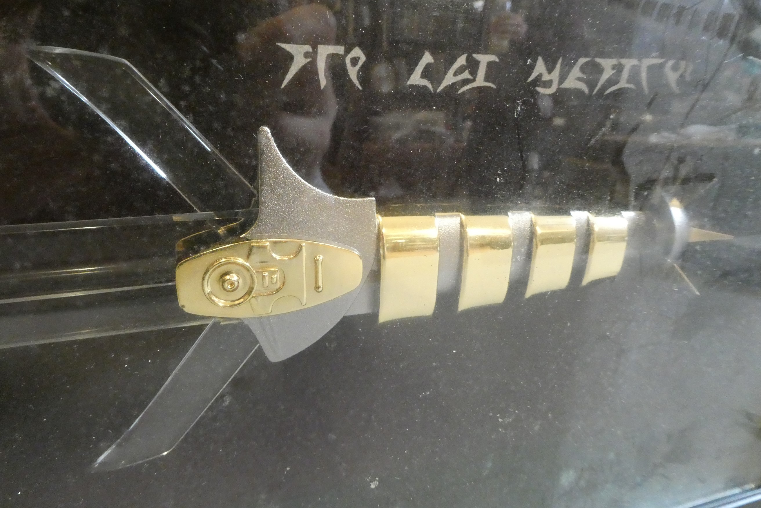 Star Trek - rare Franklin Mint Klingon crystal dagger, cased 21 1/4" x 10 1/2", good (Est. plus 24% Image