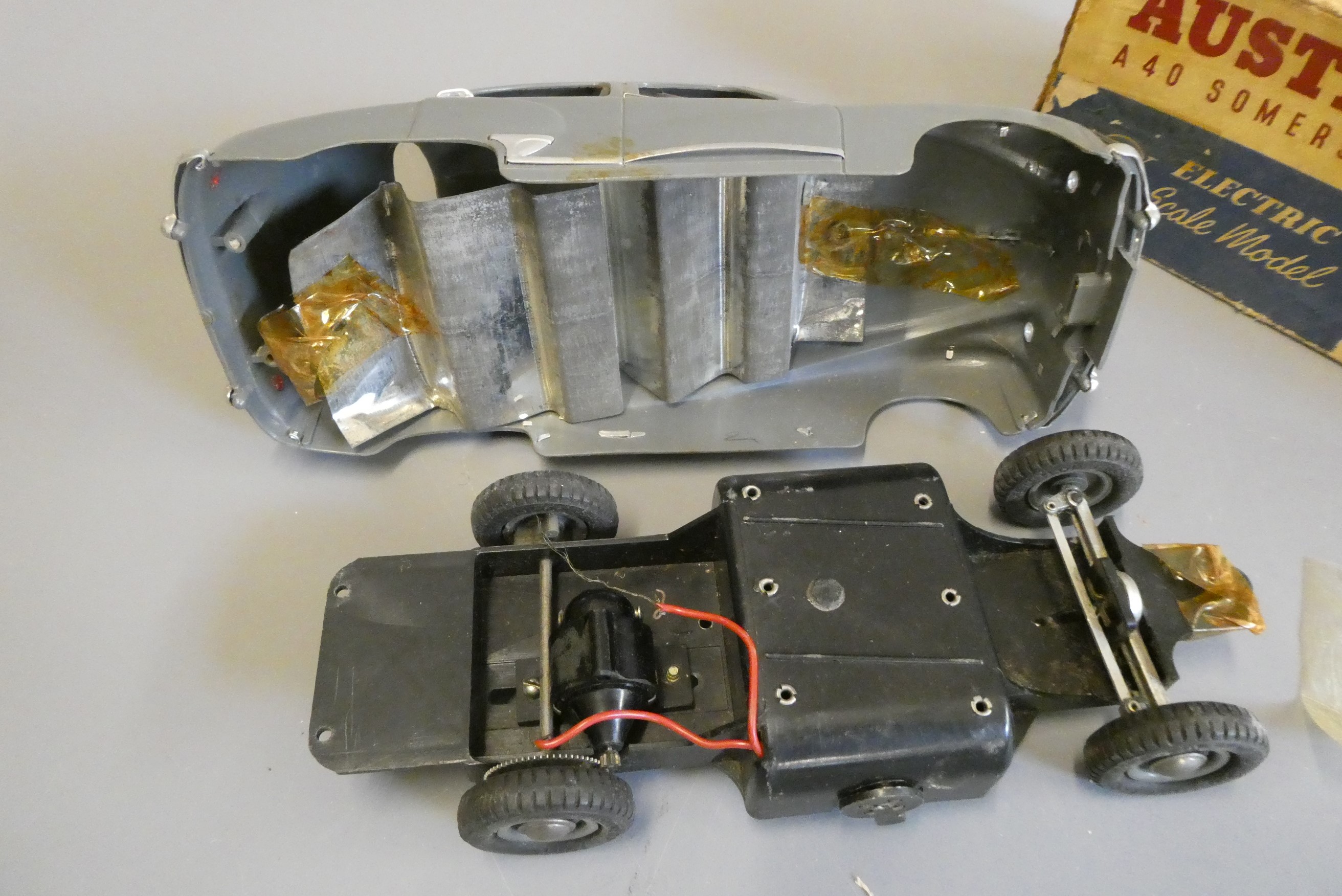 Victor Models Austin Somerset electric car, some parts detached, box at fault. Fair (Est. plus 24% Image